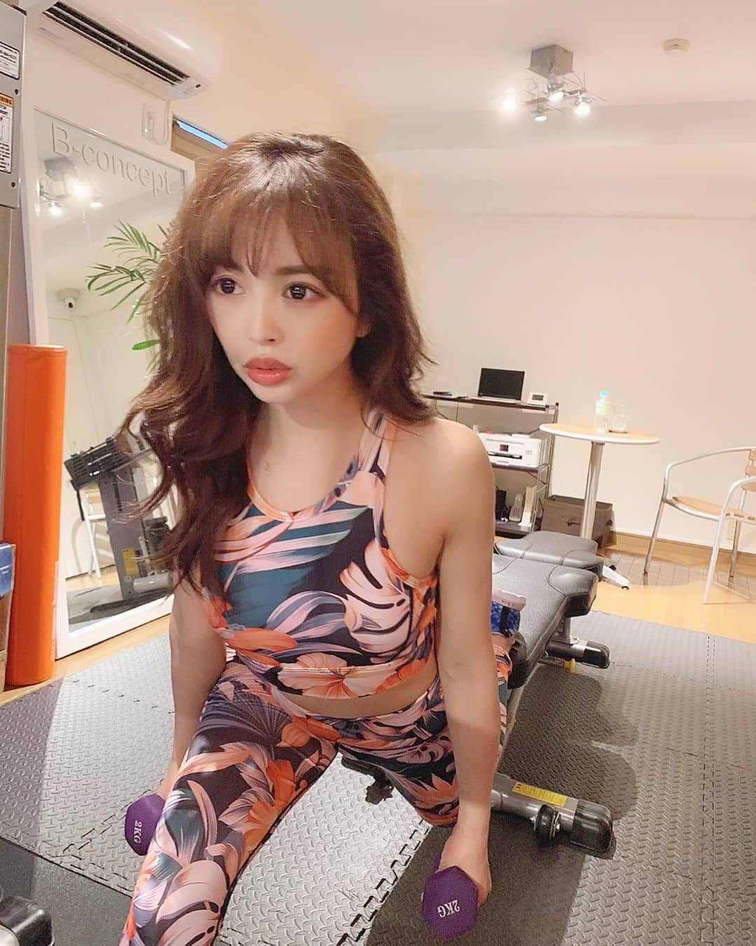 板橋瑠美さんのインスタグラム写真 - (板橋瑠美Instagram)「work out✨﻿ ﻿ 昨日は久々にトレーニング！﻿ ﻿ ずっとやりたくてウズウズしていました。﻿ ﻿ ﻿ バタバタで来れなかったから良かったー♡﻿ ﻿ やっぱ運動大好き💕﻿ ﻿ ﻿ 自分との戦い、﻿ 気持ちの集中、﻿ 身も心も引き締まる！﻿ ﻿ 最高です💜﻿ 絶賛筋肉痛、、、、 追い込まれたけど、嬉しい痛みです！w ﻿ ﻿ @b_concept_japan  いつもありがとうございます😊﻿ ﻿ ﻿ ﻿ 特別なクーポン💓 ↓ (bc_rumi) こちらでお得なプライスで出来ちゃいます！！ 体験へ是非♡ ・ ・ ・  #トレーニング#bconcept#ビーコンセプト#脚やせ  #ヒップアップ #美脚 #美尻 目指してる方#ダイエットしたい方おすすめ！#ダイエットジム#パーソナルジム#脚痩せ#下半身痩せ#シェイプアップ#ボディメイク#トレーニング#workout #尻トレ #ヒップアップ #シェイプアップ #美尻 #運動大好き」6月12日 19時31分 - rumi_official_0616