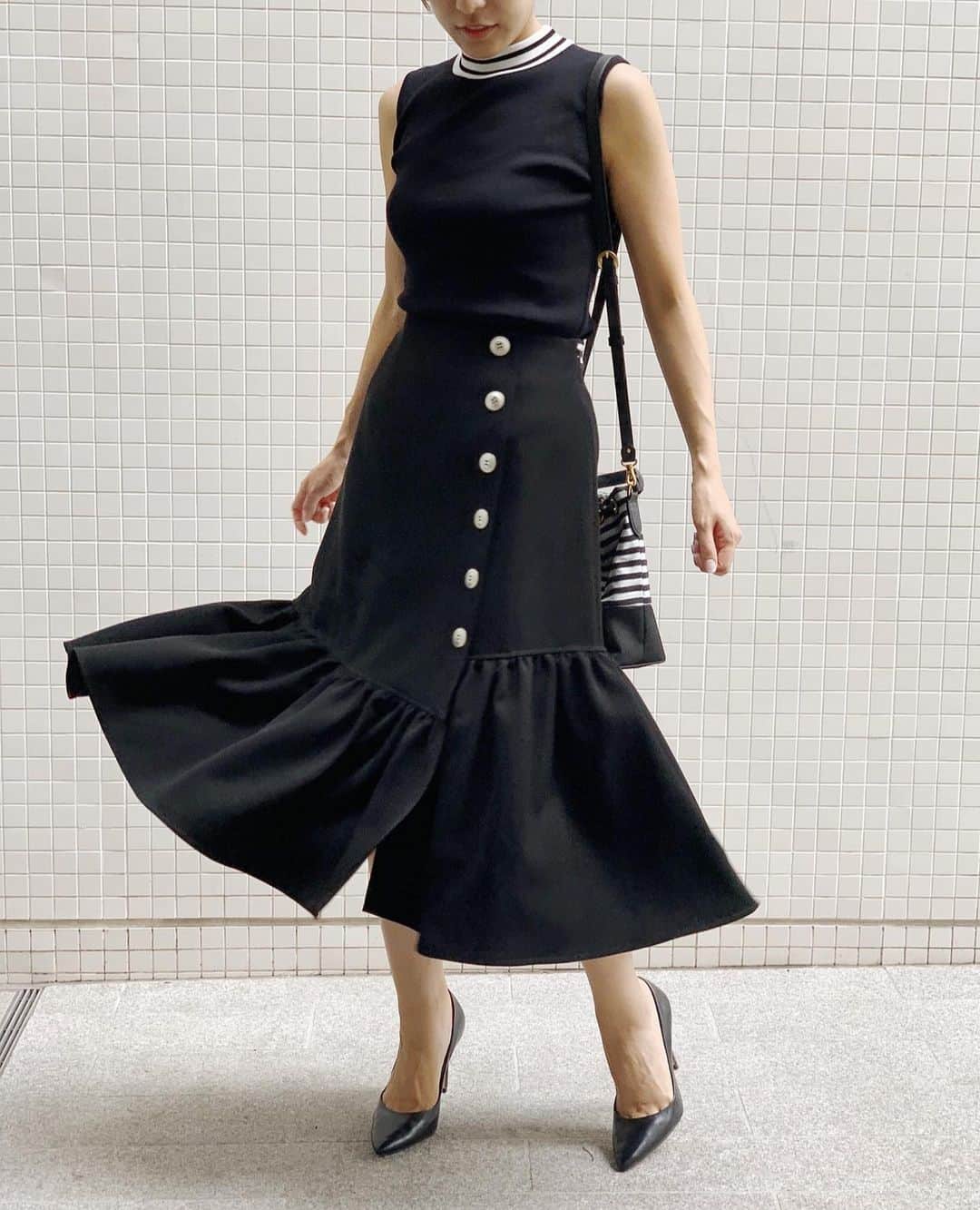 BORDERS at BALCONYのインスタグラム：「「TWILL LADY SKIRT」の裾の動きがとてもキレイです。⠀⠀ ⠀⠀ インした時に見える後ろのボーダーがさり気なく決まります。⠀⠀」