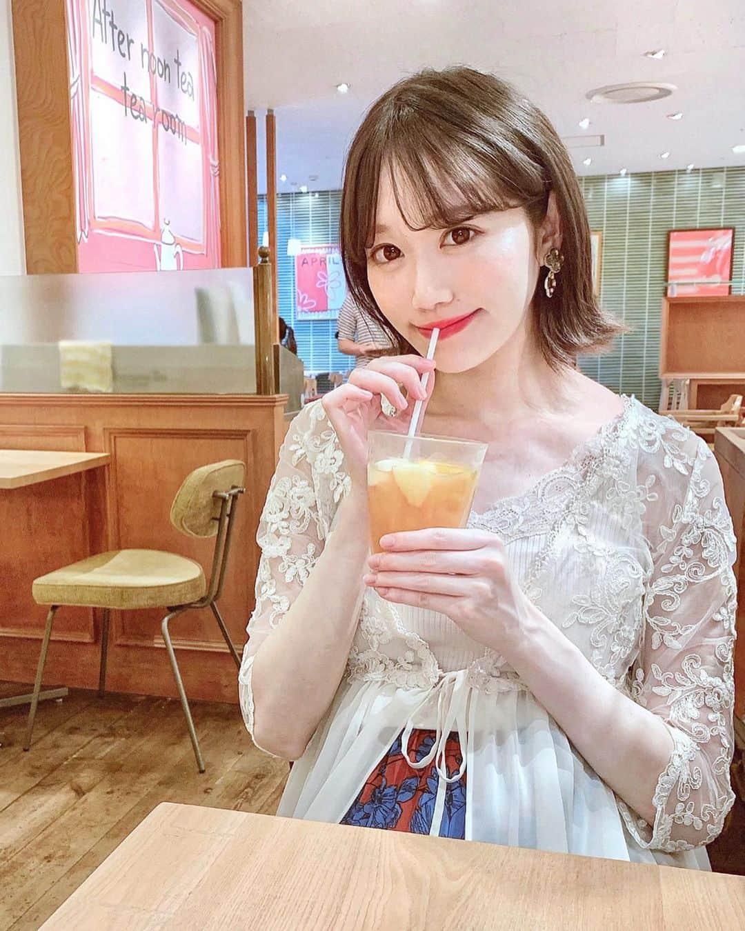 佐藤瀬奈さんのインスタグラム写真 - (佐藤瀬奈Instagram)「暑い時期になると毎年飲みたくなるAfternoon Teaのフルーツティー💕 フルーツたっぷりでスッキリ甘くて美味しすぎる🤤♡♡⠀ ⠀ 今日のカラコンはエンチュールのアメリ🐇 髪色を暗くしたから、この奥行きのあるダークブラウンが馴染む〜🥰⠀ ⠀ 髪が明るい子にはアリス、ナチュラル派の子にはリゼット、ガーリー系の子にはシャルロットがおススメだよ😍 私は4色をコーデや気分によって使い分けてます♪⠀ ⠀ この《エンチュール》、6/12からカラコン通販サイト『モアコンタクト』 @morecontact で8％OFFになるみたいなので気になる子はぜひチェックしてみてね❣️⠀ ⠀ こういう常に使う消耗品のセールってほんとにありがたい🙏✨笑 1箱だけでも8％OFFになるから、お試しで買う時にも嬉しいよね😍⠀ ⠀ クーポンコード貼っとくのでぜひ使ってね♡ ⇒ EMc4nE クーポン使える期間は1週間だけだから、使う方はお早めに〜☺️✨ ・ ・ ・ #エンチュール#emtulle#モアコンタクト#モアコン#morecontact#カラコンレポ #カラコン#afternoontea#アフタヌーンティー #カフェ巡り#カフェ#カフェ部#カフェスタグラム#lilybrown」6月12日 19時33分 - senapuu