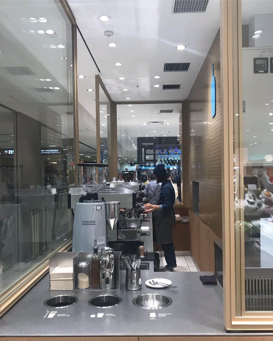 goodcoffeemeさんのインスタグラム写真 - (goodcoffeemeInstagram)「The beautifully designed Blue Bottle. Daimaru, Tokyo Station. @vja  #bluebottletokyostation #goodcoffee_tokyo #goodcoffee_marunouchi #bluebottlejapan」6月12日 19時35分 - goodcoffeeme