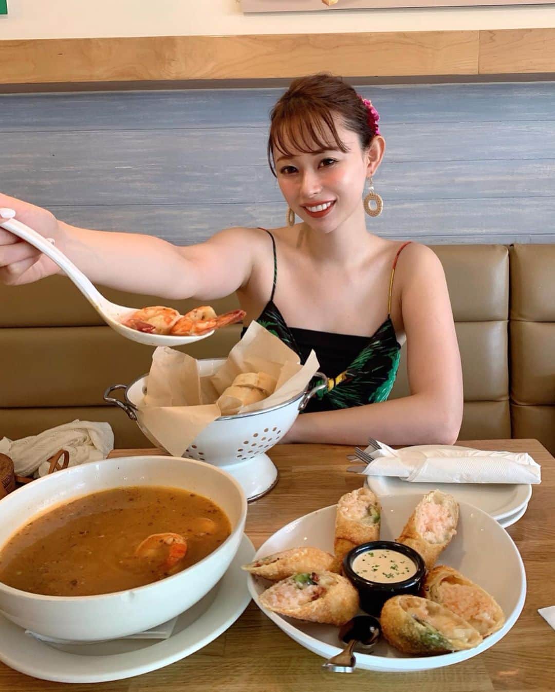 karen okajimaさんのインスタグラム写真 - (karen okajimaInstagram)「ㅤㅤㅤ ㅤㅤㅤ ビーチンシュリンプの スープが美味しすぎて 無限ループやった🦐💓 ㅤㅤㅤ  ビーチンシュリンプ$17.99で パンはお代わり自由やねん🥖 スープにつけて食べたらもう とまらないっ🤤💓💓 ㅤㅤㅤ  グアム行った際はぜひ 食べてみて欲しいっ😍💕 ㅤㅤㅤ ㅤㅤㅤ 🦐BEACHIN' SHRIMP 🏠グアムThe Plaza Shopping Center、Tumon, United States、96913 ㅤㅤㅤ 📞	(+1) 6716423224 ⏰日曜日～木曜日 10:00AM～10:00PM ㅤㅤㅤ ⏰金曜日～土曜日 10:00AM～11:00PM  #beachinshrimp #ビーチンシュリンプ #グアムグルメ #グルメ岡島 #okaji_guam #おかじ旅行記 #グアム #Guam #岡島かれん」6月12日 19時36分 - karenokajima0318