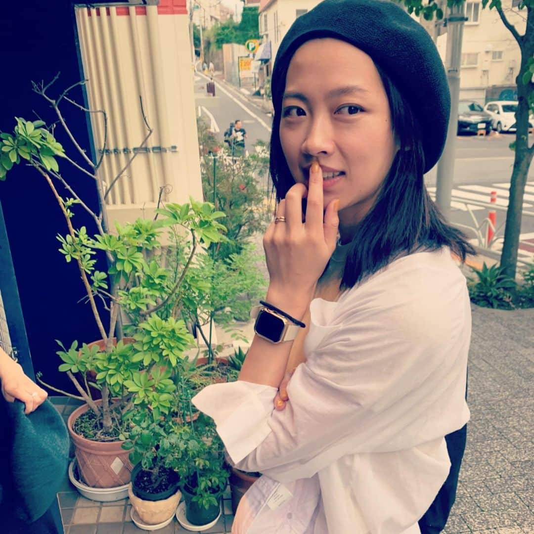 多嶋沙弥さんのインスタグラム写真 - (多嶋沙弥Instagram)「黒、緑、それともネイビー？ ニュアンスカラーは屋内と屋外で全然見え方が違うから…と。 親切なスタッフさんにお店の前に出してもらって悩んだ薄手のベレー帽🧢 . そして隣にいる @shika_0225 に必ず相談😊 迷ったけれど満場一致でやっぱり黒に落ち着きました💓 . 代官山の @slow_daikanyama にて。 いいお買い物ができました❤️ #2歳11ヶ月#ママモデル#男の子ママ#slowdaikanyama#ベレー帽#ゆーが撮る写真はいつも素#そしてすっぴん」6月12日 19時37分 - saya_tajima