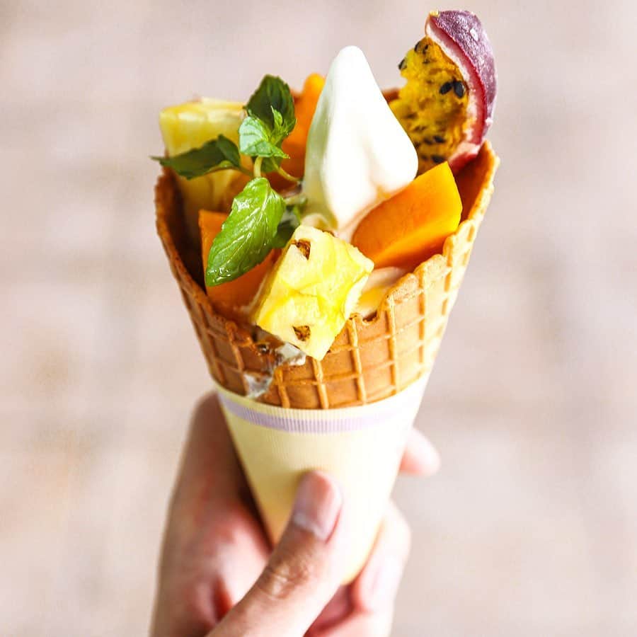 のインスタグラム：「. .  奥間青果店  ハイサーイ！  関西と沖縄を 繋いでくれる待ちに待った この機会。  今年も 阪急百貨店にて始まりました ＜おいしい かわいい 沖縄展＞！ .  現地でしか なかなか出会うことができない 沖縄グルメや沖縄スイーツたちを 思う存分楽しむのなら今…！ .  まずは 島の旬な果実が集合した "沖縄フルーツ盛ソフト"を食べて クールダウン🍦  event:6月12日(水)~18日(火) location:阪急うめだ本店9階 催事・祝祭広場  #沖縄#沖縄展 #阪急百貨店 #阪急うめだ本店#うめはん #阪急うめだ本店PR #奥間青果店」