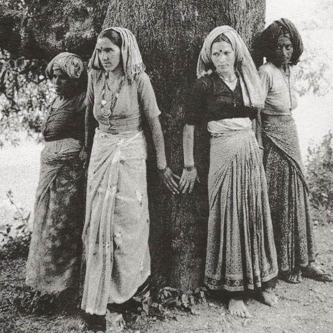 Leslie Camila-Roseのインスタグラム：「« Not many people know that the concept of Tree Huggers and Tree-Hugging, have roots in the Bishnoi history. The famous ‘Chipko Movement’ was inspired by a true story of a brave lady called Amrita Devi Bishnoi who refused to let the kingsmen cut the trees. Her head was severed. Seeing their mother lay down her life for the trees, her daughters clung to them. Their heads were severed too. Agitated by the happenings, the neighboring village folk clung to the trees, as the massacre continued. More than 300 people were killed for non-obeisance and for trying to protect the trees. When the king came to know of this, he was ashamed of his mistake. He apologized to the Bishnoi community, ordered to stop felling the trees and hunting of wild animals in Bishnoi areas and punished those who transgressed his orders.  The Bishnois are one of the first organized proponents of eco-conservation, wildlife protection, and green living. With their ideals steeped in basic 29 religious tenets, the Bishnois and Bishnoism are very relevant to our evolving world. (...) Of the 6 tenets that focus on protecting nature, the two most profound ones are: Jeev Daya Palani – Be compassionate to all living beings. Runkh Lila Nahi Ghave – Do not cut green trees.  Though these rules have been made centuries back, they still hold good and are more than relevant to the environmental problems faced in today’s world.  Bishnoism is the most practical and do-able order that lays emphasis on protecting the gifts of God – the nature. Since the religion is based on love, peace, respect for life and non-violence, it proponents harmony amongst trees, animals and human beings – a perfect ecosystem.  The Bishnois are rightfully called the first environmentalists of India. » Sources : treesouls.com Bishnois -The Sacred Environmentalists」