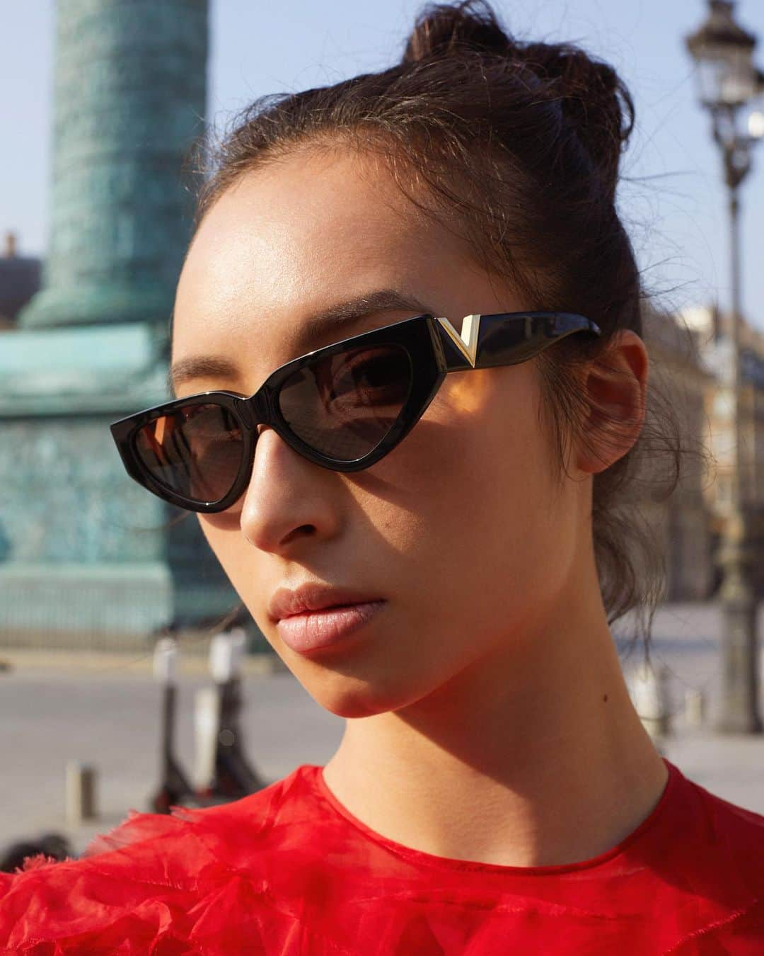 Valentinoさんのインスタグラム写真 - (ValentinoInstagram)「48°52’01.6”N2°19’46.1°E The #VLOGO selection of #ValentinoEyewear features cat eye and oversized frames, shot in Paris’ Place Vendôme.  Discover the flash mob that was inspired by Valentino Eyewear on our IGTV.」6月12日 19時57分 - maisonvalentino