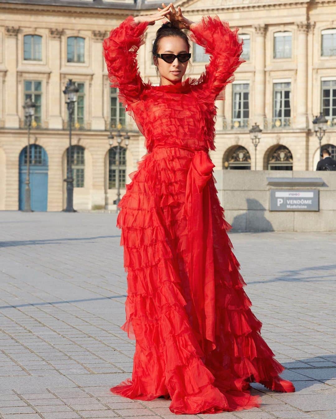 Valentinoさんのインスタグラム写真 - (ValentinoInstagram)「48°52’01.6”N2°19’46.1°E The #VLOGO selection of #ValentinoEyewear features cat eye and oversized frames, shot in Paris’ Place Vendôme.  Discover the flash mob that was inspired by Valentino Eyewear on our IGTV.」6月12日 19時57分 - maisonvalentino