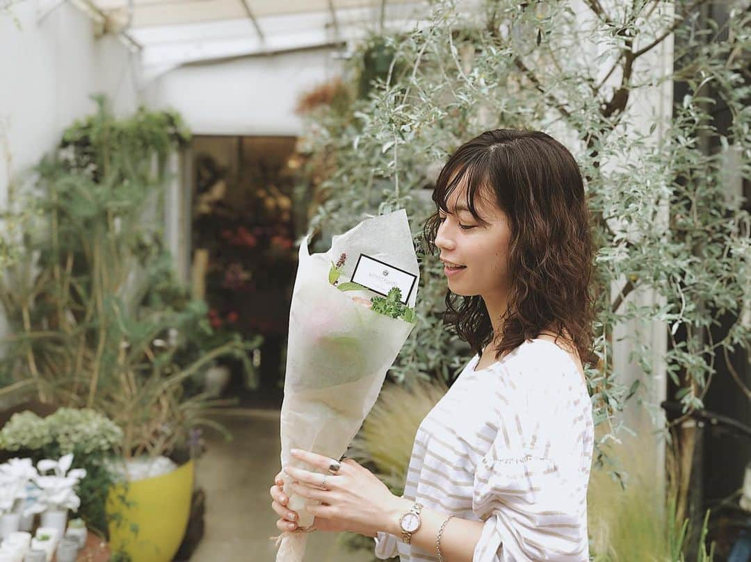 伊藤沙織さんのインスタグラム写真 - (伊藤沙織Instagram)「先週末もお気に入りのお花屋さんでお花を買って、特別な事はしなくてものんびり好きな事をして過ごす週末が好き🥰毎日の限られた時間を大切にしようと思えたのはLUKIAのレディゴールドをつけ始めてから。数ヶ月経ちましたが、時間を確認する時もスマホを取り出さずにさっと時計を見て大人の女性らしく仕草も意識するようになりました☺️✨✨ 女性らしい、丸く、可愛い色合いのデザインなのでオンオフ両方使えます💻💐 . #LUKIA #LadyGold #pr #レディゴールド #レディダイヤ」6月12日 19時49分 - saori__ito