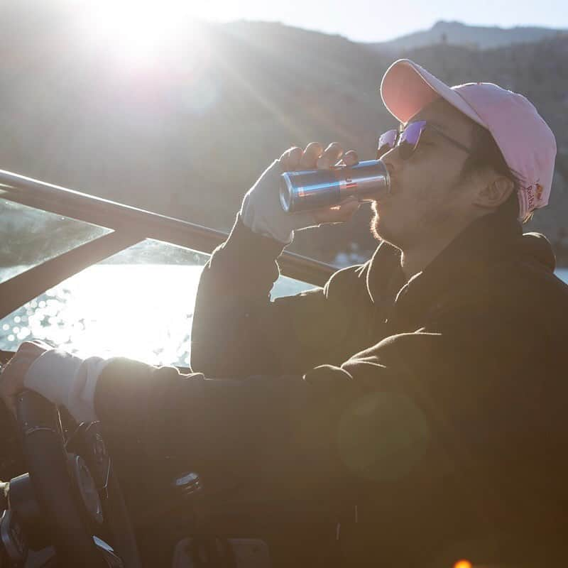 手塚翔太さんのインスタグラム写真 - (手塚翔太Instagram)「Quick energy charge before the set @redbulljapan @redbull  Always pumped me up and getting exciting to shred🐮  練習前のクイックエナジーチャージ！毎日の練習のモチベーションを上げてくれます😎🔥🔥🔥 #redbull #givesyouwings 📷:@tomking 🚤:@supra_boats」6月12日 19時53分 - shotatezuka