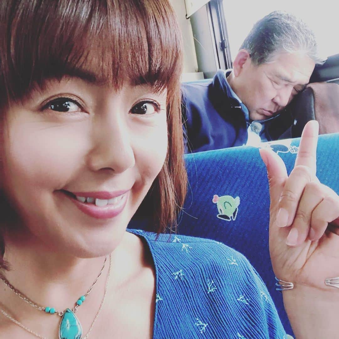 田中律子さんのインスタグラム写真 - (田中律子Instagram)「今日は朝から、『路線バスで寄り道の旅』ロケーー🚌🚌 本日のゲストさんは、まさに天真爛漫、徳さんと並ぶくらい思ったことを口にするお方です🤣最高楽しかったー❤️放送日はまたお知らせします✌️ 徳さん、真剣な表情で選んでいるのは、馬券ではなく、カラオケです🎤カラオケもまた普通のカラオケじゃなく…お客さん全員で歌うという🤣まだまだ知らない世界がたくさんあるんだなー😂 ホントに楽しいロケでした❤️ #路線バスで寄り道の旅  #テレビ朝日  #日曜日15:20〜 #バス旅🚌 #徳さん安定の爆睡」6月12日 20時06分 - ri2kotanaka