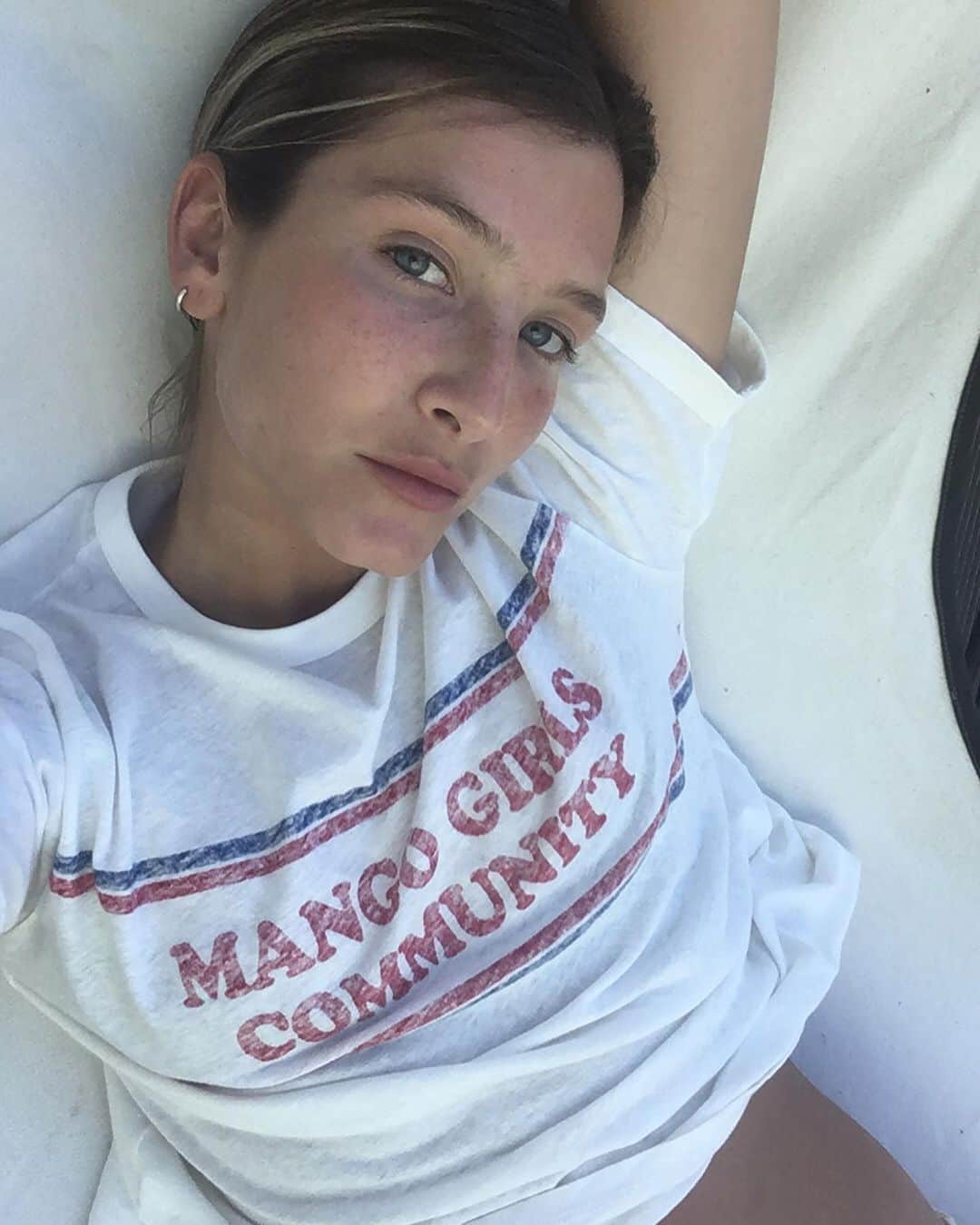 MANGOさんのインスタグラム写真 - (MANGOInstagram)「Are you a Mango Girl?  @lucywilliams02 @sophieml and @yasminsewell are wearing the special t-shirts we have created to celebrate our #MangoGirls Community.  Now, you can also get them online and in selected stores and inspire us with your style:  1. Take a picture wearing one of the t-shirts.  2. Share it on Instagram using the hashtag #MangoGirls and tagging @mango  The best looks will be shared on our Instagram profile.  JOIN US!  #MangoSS19 #Mango #MangoGirls」6月12日 20時01分 - mango