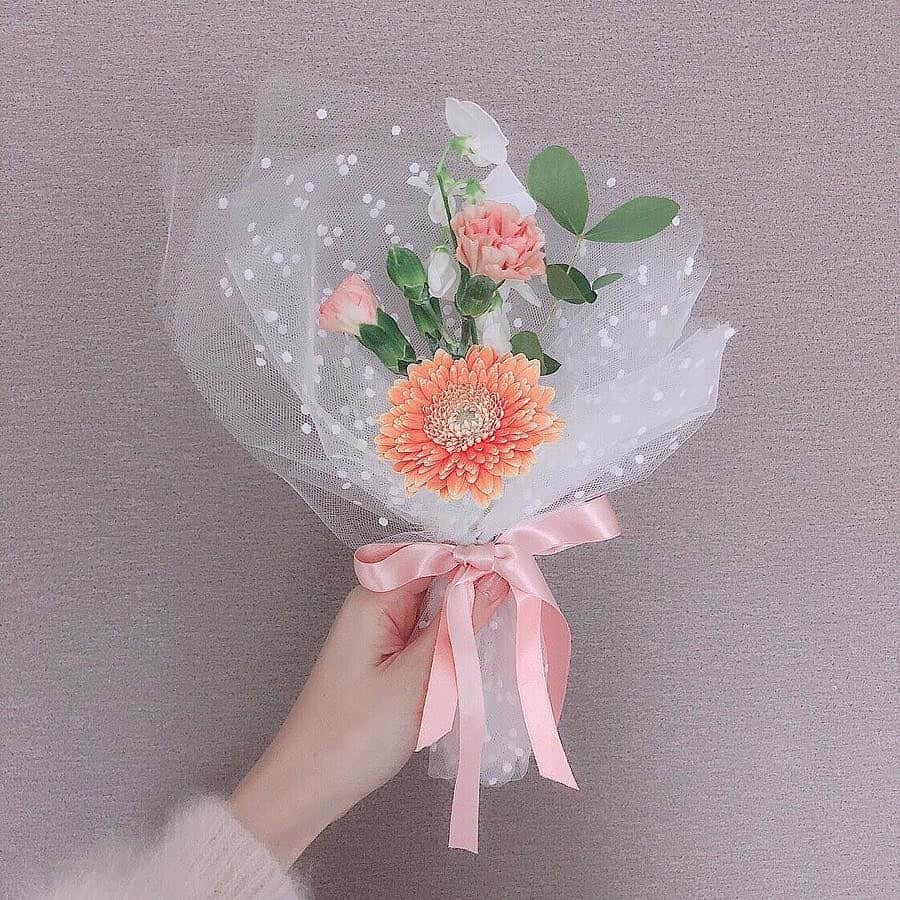 Bloomee LIFEさんのインスタグラム写真 - (Bloomee LIFEInstagram)「・ 淡く優しい色のミニブーケ💐  季節の変わり目。 色々と目まぐるしい日々を頑張っている自分に 「お花」のご褒美を…☺️ ・ Special Thanks Photo by⠀⠀ @blossoms0411 @okarie1023 ・ --- #まいにちローズ 🌹--- タイムラインにバラを咲かせて、まいにち当たるミニブーケをもらおう！ ・ 知っていますか？6月2日はローズの日💓 ローズの日は、自然の恵みに感謝を示す、海外のバラ祭りが元になった記念日です。 日本でも、バラが美しく咲くこの季節。 たくさんの人にお花の素晴らしさを伝えたい。 ・ バラの画像を投稿して、Instagramのタイムラインに咲かせることで、 お花の魅力を一緒に広めてみませんか？ ・ 詳しくは下記 or プロフィールトップのハイライトをチェック👌 ↓↓↓ ■プレゼント：#まいにちローズ で投稿した人の中から抽選で【まいにち1人にバラのミニブーケ】が当たる✨ ■参加方法： ①@bloomeelife をフォロー ②欲しい色のバラ画像を用意(キャンペーン公式ページで誰でも使えるオフィシャル画像を配布中) ③#まいにちローズ #bloomeelife を付けて投稿 ・ 当選者の方にはbloomee LIFE 公式アカウントよりDMにてご連絡させていただきます💌 ・ #bloomeelife#ブルーミーライフ#花のある生活#花好きな人と繋がりたい#おうち時間#花部#花写真#花が好き#花を飾る#暮らしを楽しむ#日々の暮らし#丁寧な暮らし#日々#お花のある暮らし#ナチュラル#素敵な休日#暮らしを整える#くらしのきほん#日々の暮らしを楽しむ#丁寧に暮らす#ローズ#ローズガーデン#バラ#父の日#シンプルインテリア#シンプルな暮らし#ホワイトインテリア#セルフケア#ナチュラルな暮らし」6月12日 20時08分 - bloomee