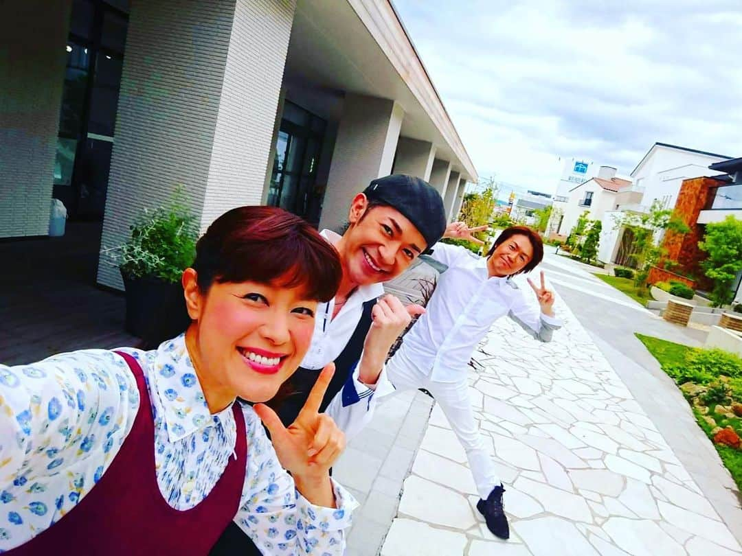 城咲仁さんのインスタグラム写真 - (城咲仁Instagram)「昨日のごちそうライフ撮影の合間に！🤗 今日も仕事が終わり、今からライブを観に行ってきまーす またね #城咲仁  #千葉テレビ #ごちそうライフ #中沢初絵 #お姉さん #山咲トオル さん #アイデアレシピ」6月12日 20時09分 - shirosaki_jin_official