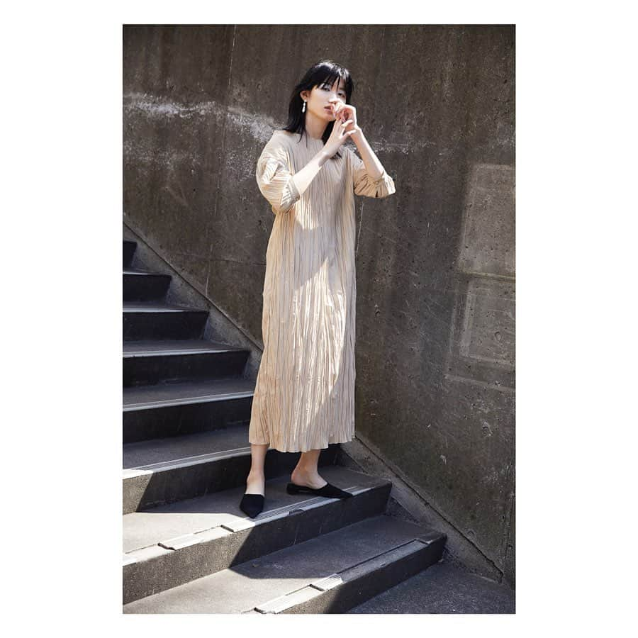 CIROI CIROI × MINETV VOL.1 ONAIRのインスタグラム：「【STYLE】 ＿＿＿＿＿＿＿＿＿＿＿＿＿＿＿＿＿＿＿＿＿＿＿＿＿ One-piece: Shuǐliú washer one-piece  Color: beige/navy Price: ¥22,000+tax.⇨¥14,300+tax. ￣￣￣￣￣￣￣￣￣￣￣￣￣￣￣￣￣￣￣￣￣￣￣￣￣ . One piece. 全面にシワ加工を施した、印象的で上品なデザインのワンピース。クラシカルで大胆なパフスリーブと、ボディのストレートシルエットが、一枚でさらりと着てもインパクトがありクールに着こなせます。 ワッシャー素材はボディラインが響きにくく、気軽にデイリーユースして頂けます。 . #CIROI」