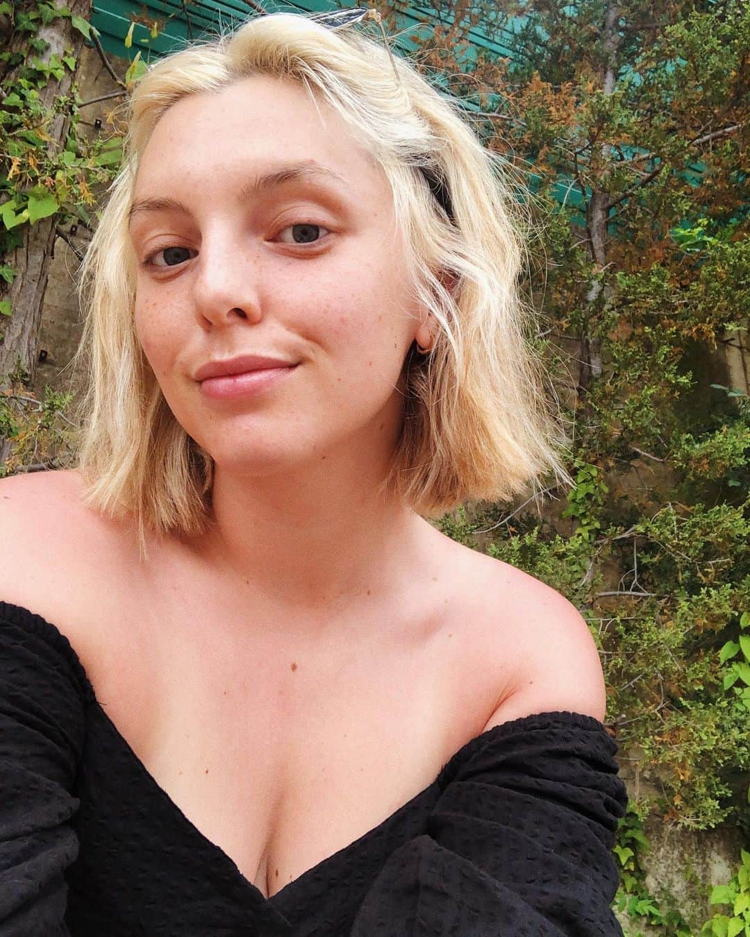 Estée Lalondeのインスタグラム：「No makeup. No hair products. Just sea water and sunshine 🌞」