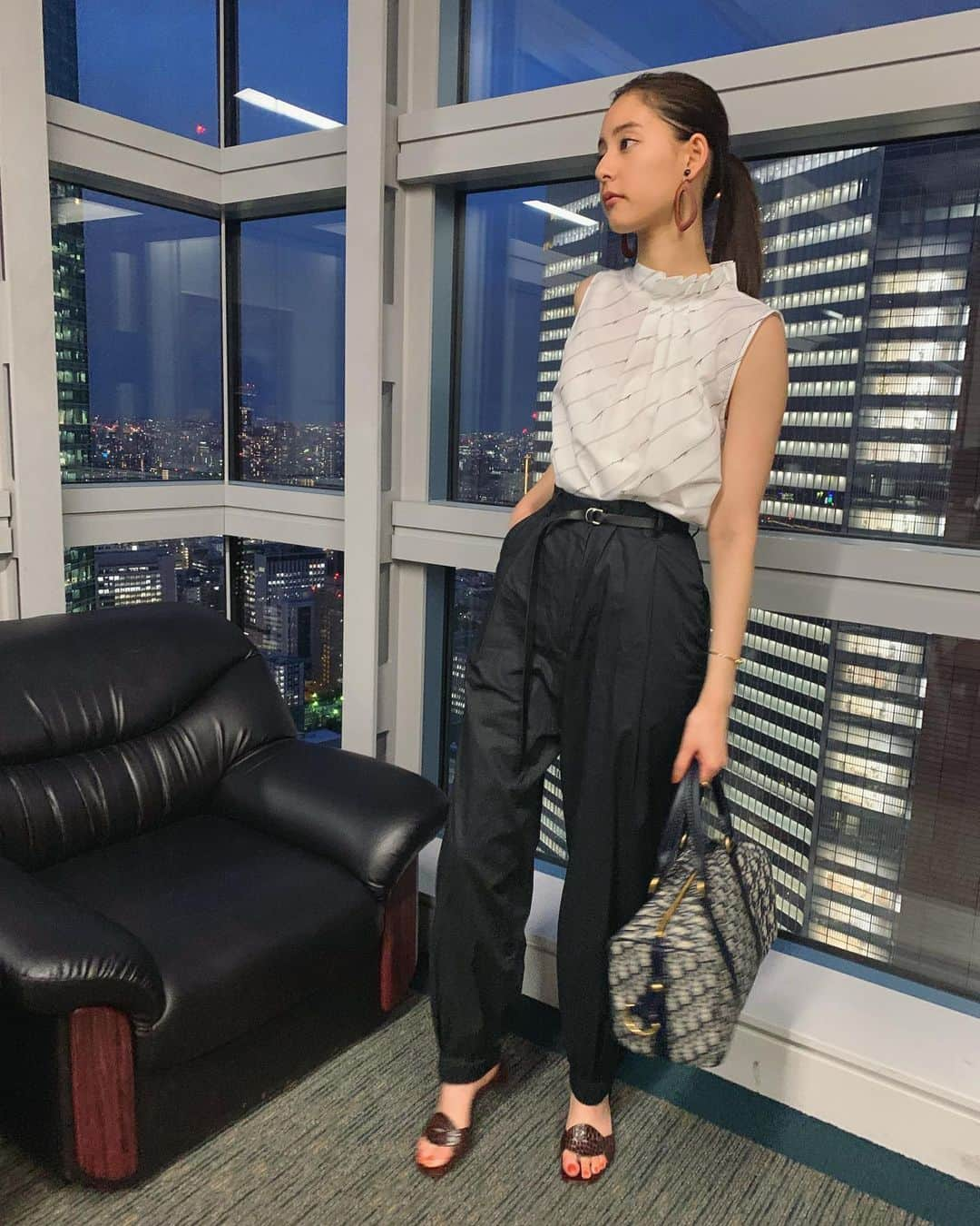 新木優子さんのインスタグラム写真 - (新木優子Instagram)「私服 tops : @amerivintage  bottom : @driesvannoten  shoes : @zara  bag & belt : @dior  erring : @sly_official」6月12日 20時12分 - yuuuuukko_