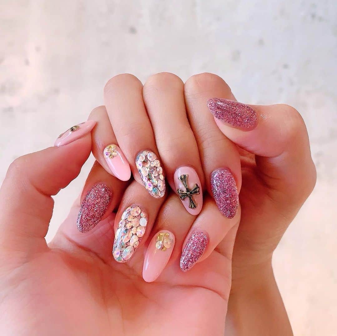 鈴木まりなのインスタグラム：「   PINK🎀💕💓💗 @ list.nail  担当は盛さんです🥰❤️   #マリナネイル #ネイルデザイン #オレンジネイル #大阪ネイルサロン #ネイルでマインドリセット #list_nail #nail #naildesign #neon #vivid #orange」