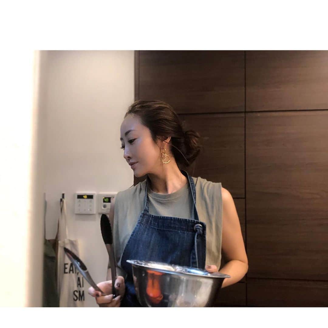神崎恵さんのインスタグラム写真 - (神崎恵Instagram)「ごちそうさまでした👏 今夜は油淋鶏。 鶏肉は、塩胡椒、しょうゆ、溶き卵で下味をつけてから。 あっという間にお皿がからになりました😌 今夜はなにやらパパさんがたくさん写真を撮っていました。 本当にたくさんなので、そんな日の記念に。 #おうちごはん」6月12日 20時15分 - megumi_kanzaki
