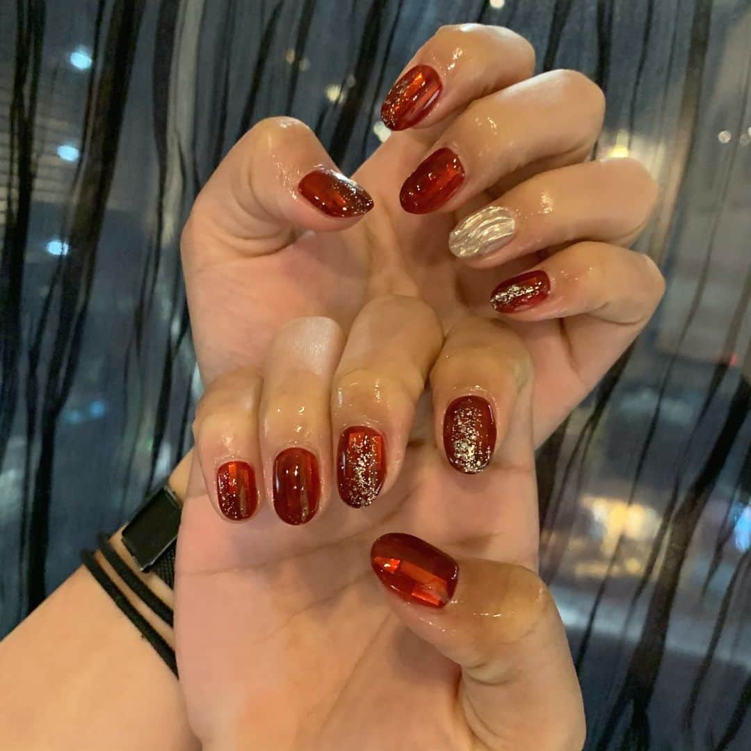 RUBY&ONYX by Kanako Miuraのインスタグラム：「RED❤️🌹🍎🍓🍒 ・ ・ ・ 6/13 12:00〜(手足可) 6/14 13:30〜,18:00〜 6/16 17:30〜  ご案内可能でございます🥰 その他のお時間もご相談くださいませ。  お子様もお隣に座れるペアルームや個室もございます💡 ・ ・ ・ 🌿月額制もやってます🌿 ○プレミアム会員(ハンド&フット)¥29,800(税抜)・ ○ハンドレギュラー会員¥14,800(税抜)・ ○フットレギュラー会員¥14,800(税抜)・ ・ それぞれ全てのメニューが月に何度でもご利用頂けます。  ご予約、お問い合わせはDMまたは 0354595882 LINE ID：@ rubynail までお気軽にどうぞ💫  #daikanyama#nailsalon#nail#gelnail#rubyandonyx#summer#summernails#handnail#mode#cool#studs#menscare#ART#mirrornails#メンズネイル#メンズケア#定額制ネイル#通い放題#ジェルネイル#ネイル#ノーサンディング#ショートネイル#大人ネイル#グラデーションネイル#シースルーネイル#代官山ネイルサロン#トレンドネイル#ニュアンスネイル」