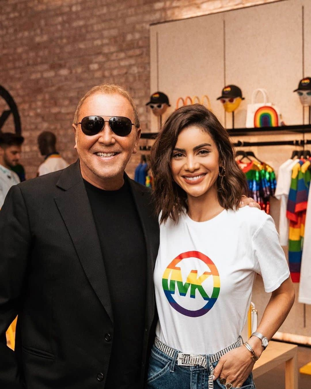 Camila Coelhoさんのインスタグラム写真 - (Camila CoelhoInstagram)「What a special day! In celebration of #pride , together with @michaelkors and @godslovenyc I hosted a breakfast at the MK Prince St store. Right after we volunteered at #Godslovewedeliver to help prepare the food that feeds people with illness (like cancer, aids, hiv etc) that aren’t able to cook for themselves.  For every #pride T-shirt Sold in the U.S., Michael Kors will donate 100% of profits to @godslovenyc , a longstanding pillar of the LGBTQ+ community. ———— Que dia especial! Em celebração ao #pride , junto ao @michaelkors e @godslovenyc demos um café da manhã loja da marca, e depois fizemos um trabalho voluntário na ONG Gods Love We Deliver, preparando comida para pessoas com doenças graves (como câncer, hiv, aids etc) que não conseguem cuidar de si mesmas.🙏🏻🧡💛💚」6月12日 20時24分 - camilacoelho