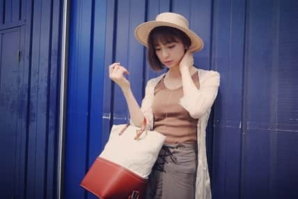 篠田麻里子さんのインスタグラム写真 - (篠田麻里子Instagram)「いつもジャージだから収録後🤔✨ tanktop🔸#beauty&youth cardigan🔸#styling pants🔸#AULA bag🔸#fumikauchida #marikoday」6月12日 20時25分 - shinodamariko3