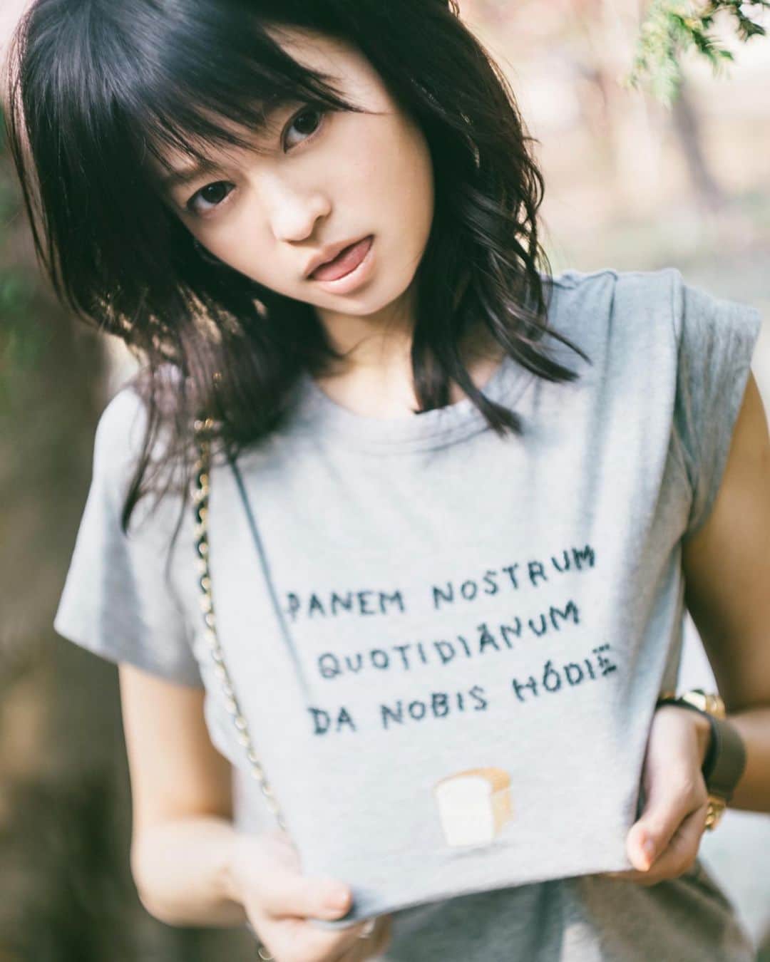 のインスタグラム：「. パンのTシャツを着て ご機嫌な子 でもね、 帰国初日の納豆&たくあんは 最高よ、ばんざい 🙌🍞 #パンtシャツ #パン #tshirt #favorite #옷 #여름옷」