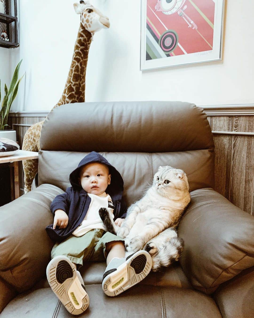 Roku Rokuさんのインスタグラム写真 - (Roku RokuInstagram)「Chillin’ with my lil human brother, River ❤️ you can give him some love at @beginningofariver 🤙🏽」6月12日 20時29分 - rokuthecat