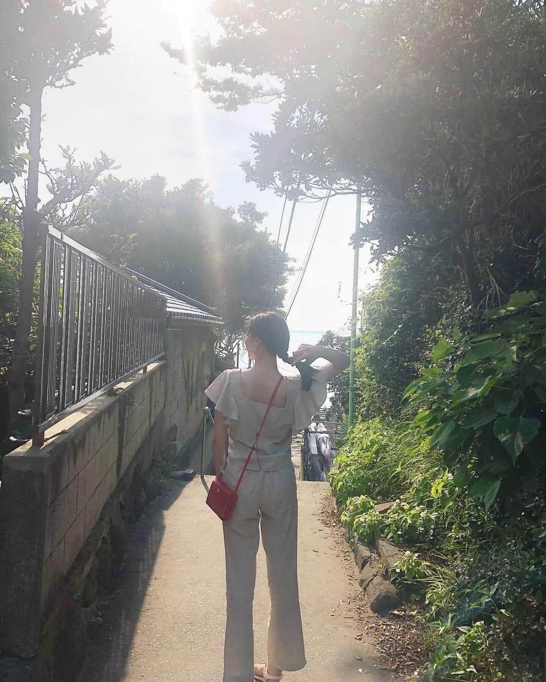 農海姫夏さんのインスタグラム写真 - (農海姫夏Instagram)「江ノ島に好きな雰囲気の場所発見！ ここから海もみえたんだあ 三つ編みは、一緒に向かってる途中でママに結んでもらった。👧笑 小学生ぶりに結んでもらったよ ・ ・ @dholic #江ノ島#旅」6月12日 20時40分 - hina_noumi