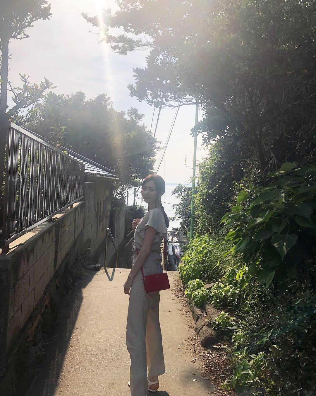 農海姫夏さんのインスタグラム写真 - (農海姫夏Instagram)「江ノ島に好きな雰囲気の場所発見！ ここから海もみえたんだあ 三つ編みは、一緒に向かってる途中でママに結んでもらった。👧笑 小学生ぶりに結んでもらったよ ・ ・ @dholic #江ノ島#旅」6月12日 20時40分 - hina_noumi