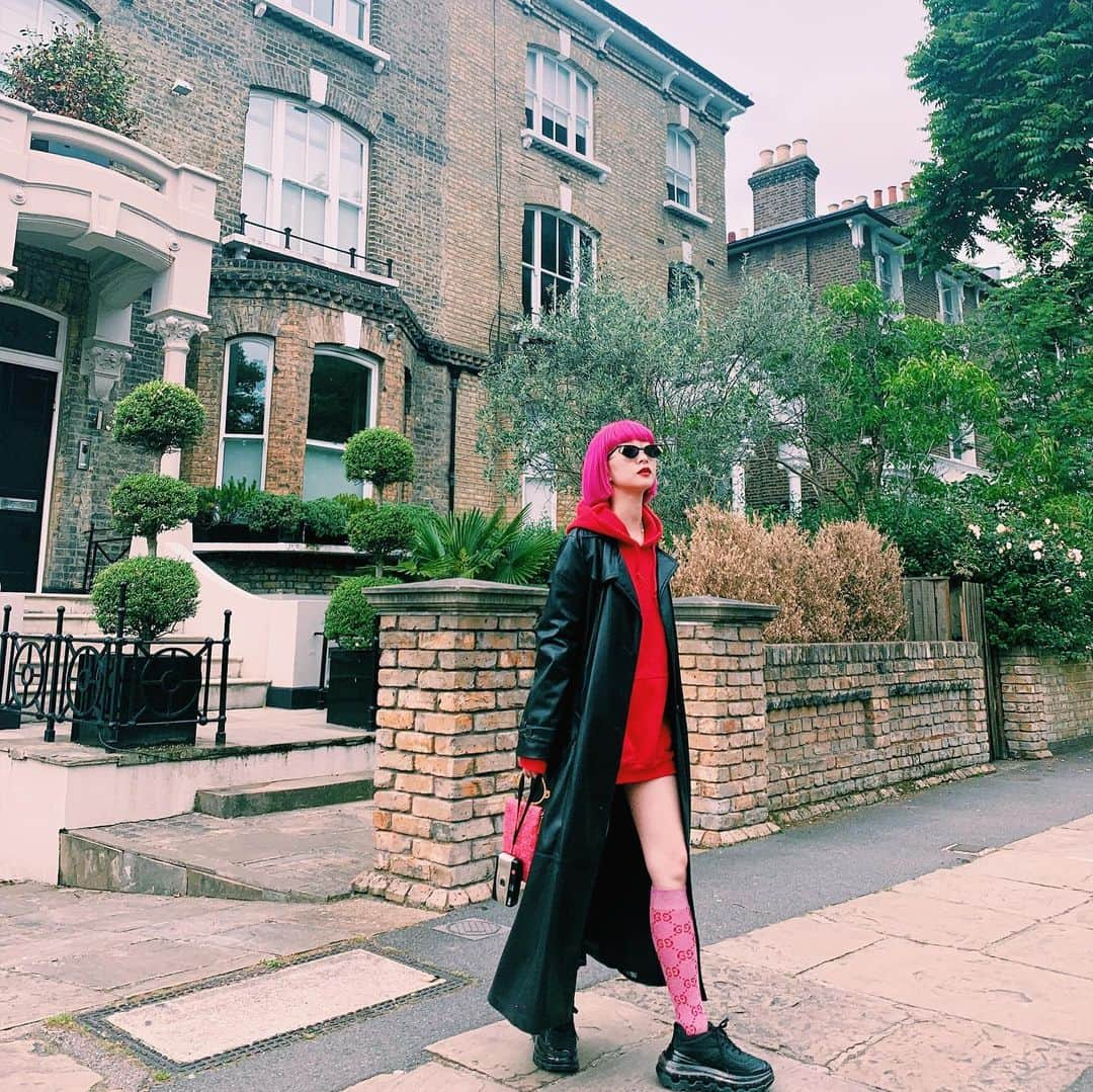 AYAさんのインスタグラム写真 - (AYAInstagram)「LONDON📍 撮影でロンドンに来てます！ 思ったより寒くてお天気悪めだけど大好きな場所に来れて嬉しい。  coat @nanushka  hoodie @windandsea_wear @violaandroses  shoes @shoes53045  sunglasses @fendi @gentlemonster  bag @lesnob_com  socks @gucci」6月12日 20時40分 - ayaxxamiaya