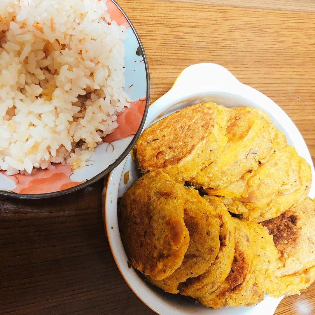 小柳歩さんのインスタグラム写真 - (小柳歩Instagram)「今日の #こや飯 は、カニ汁と鮭の炊き込みご飯と #おからツナゲット です( ˃᷄˶˶̫˶˂᷅ )  ふふふん。リュウジさんすごいな〜。 そして、炊き込みご飯も美味しい。  ぷぺぁ」6月12日 20時40分 - koyayukoyayu