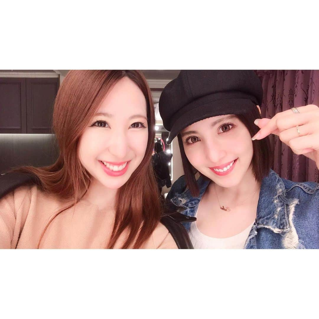 梅田えりかさんのインスタグラム写真 - (梅田えりかInstagram)「トムヤムクン会の前にりぃぴょんのお店に遊びに行かせてもらったときの🤤💓 . 内装がオシャレ過ぎてテンション上がってしまい、一昔前に流行ったであろう寸劇をしてる模様です🤨🙏 . エステの経営者でもあるから色々大変な事も絶対あると思う、それなのに常にハッピーオーラで常に笑顔でカッコいいそんなりぃぴょんを尊敬します👰🏼✨ . でもここだけの話、落ち込みりぃぴょんな姿も時には見せてくれるんだよ🤭💓そんな時は、乙女なりぃぴょんも見れてギャップ萌です。えりも沢山支えてもらってるし、いつまでも互いに支え合ってゆきます！はい！ . #エステティシャン #エステ #美容 #friend #美白 #フォット#LllLエル」6月12日 20時35分 - umeeri524