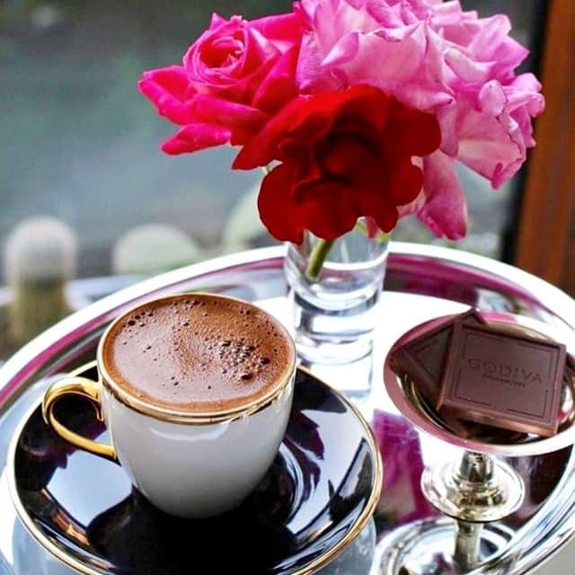 GODIVAさんのインスタグラム写真 - (GODIVAInstagram)「We believe in chocolate for breakfast 🍫☕ 📷: @aktasirem_」6月12日 20時35分 - godiva