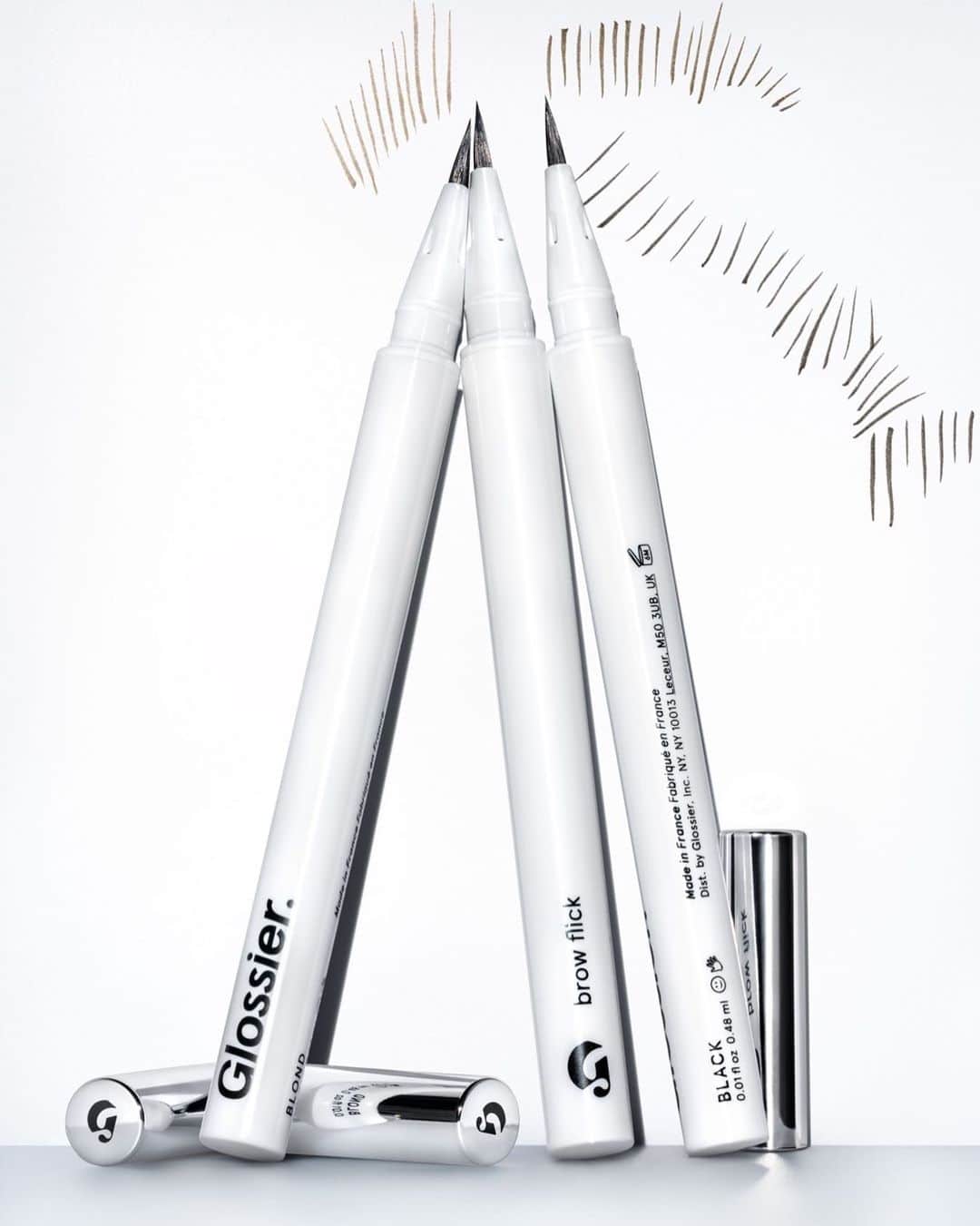 Glossierさんのインスタグラム写真 - (GlossierInstagram)「Introducing Brow Flick! The brush-tip detailing pen to give your brows more brow. Define the arch, extend the tail, and add depth to sparse areas ✨ Yours 🔛 Glossier.com」6月12日 20時35分 - glossier