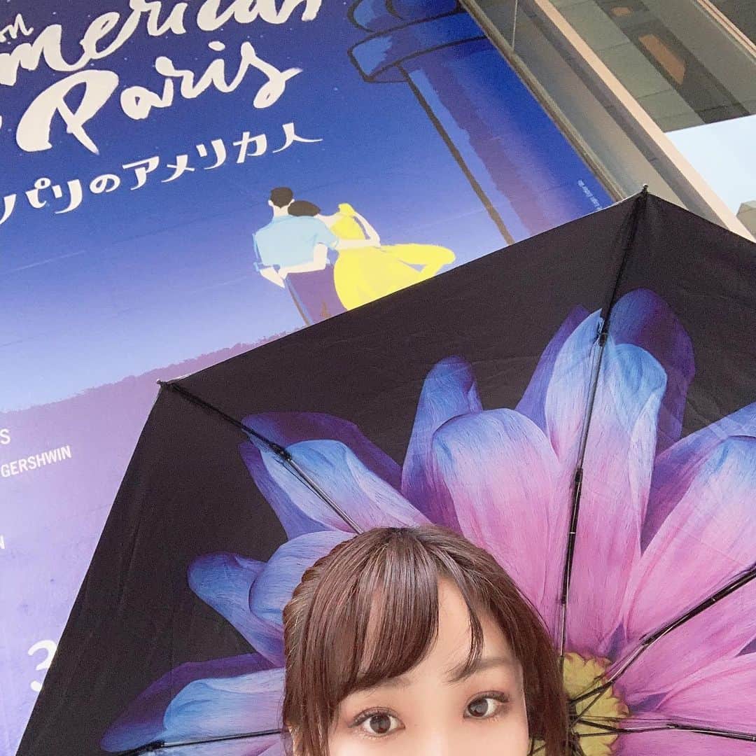 志摩夕里加のインスタグラム：「🇫🇷🗽🇫🇷🗽🇫🇷 お一人様観劇💃🕺🏻👯‍♀️👯‍♂️ ジェリー、アダム、アンリのセリフのテンポが良く、いつもより大声で笑えた🤣 リピーターが多いのか客席がすごい盛り上がってるように感じました👏 愛さんって演技上手い👍 またエスメラルダも見たいな✨ ポスカチャレンジ（←？）は吉田蓮さんのサイン入りポストカード頂きました🤲✨✨ とにかく目と耳が幸せ👀❤️ チケット追加するかもだけどとりあえず#また来月 🤣 ・ ・ #劇団四季 #パリのアメリカ人 #パリアメ #劇団四季パリのアメリカ人 #shikitheatrecompany #anamericaninparis #ソワレ #ポスカチャレンジ #ポスカ #直筆サイン #それだけで最高の幸せ #今度の劇団四季はキュンとくる #まっしまん ←🤣呼び方🤣#ballet #バレエ #横パリ」