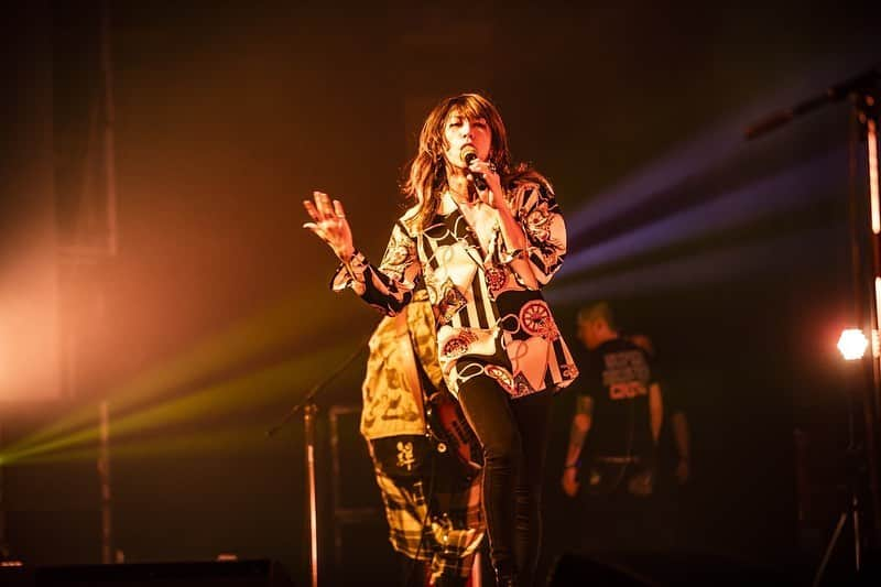 渋谷龍太さんのインスタグラム写真 - (渋谷龍太Instagram)「ライブハウス、と、ホール。気付けばツアーも折り返し。  写真 @cazrowaoki  #superbeaver #ホール #ライブハウス #🐫」6月12日 20時48分 - gyakutarou