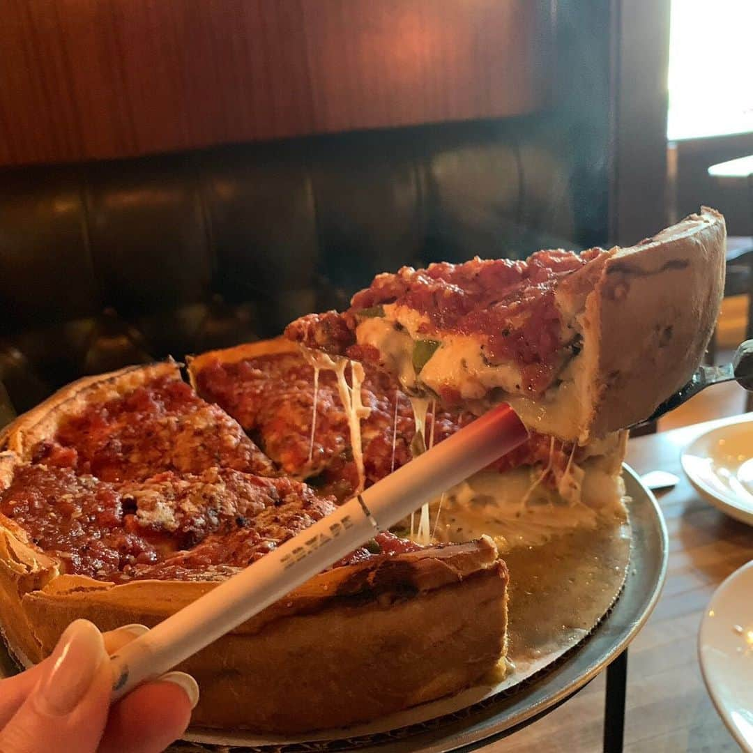 DR.VAPEさんのインスタグラム写真 - (DR.VAPEInstagram)「シカゴと言ったら Deep Dish Pizza 🍕 別名シカゴピザ！ 一切れが大きなケーキのような食べ応え抜群のチーズたっぷり具材たっぷりの爆弾ピザです😊 * * #DRVAPE#VAPE#chicago#pizza#usa#america#travelgram#traveltotheworld#instagood#travel#deepdishpizza #ドクターベープ#べイプ#シカゴ#ピザ#アメリカ#シカゴピザ#ディープディッシュピザ#グルメ#世界旅行#健康#旅好きな人と繋がりたい#禁煙#禁煙グッズ#タバコ#禁煙したい#旅好き#フードグラム#チーズ好き」6月12日 20時49分 - dr.vape_official