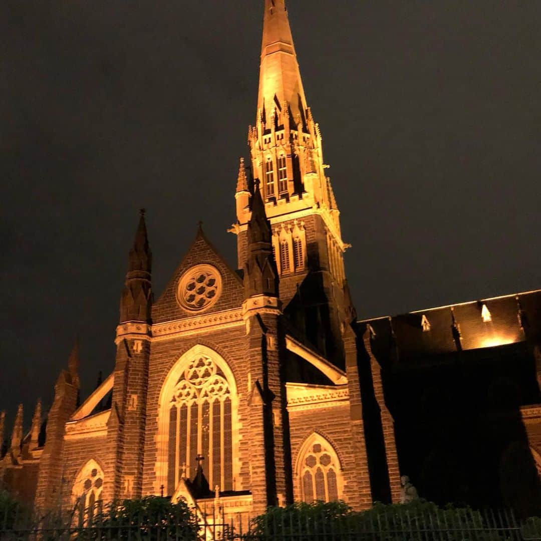 津久井智子さんのインスタグラム写真 - (津久井智子Instagram)「#メルボルン  #merbourne  セント・パトリック大聖堂 と、 St Peter's Eastern Hill Anglican Church だそうです。 荘厳！ プリンセス・シアターでは ハリーポッターのミュージカルを 上演しているようでした。」6月12日 20時49分 - tomokotsukui