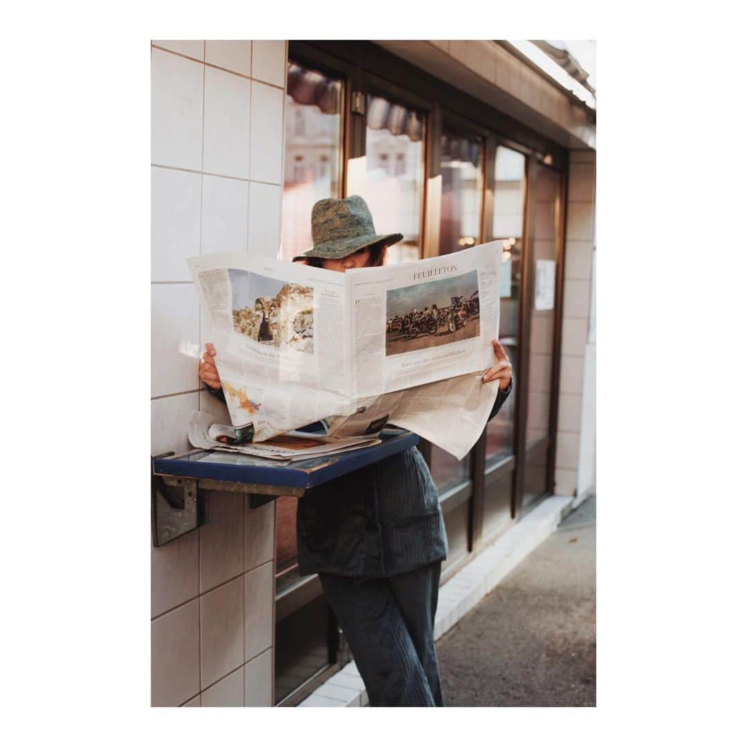 のインスタグラム：「Mühlbauer | #ss19 ▪️Kris wears PRINZ ALESSIO. This is one of the most perfect #summerhats ☀️ It is lightweight but robust, so it can be #folded and packed in every bag. It is #handdyed by the Austrian #indigo printers #kooblaudruck 💙 #hatmaker #unisexfashion 📷 @ninakvk , @kriskulakova ▫️Outfit @studio.terrible」