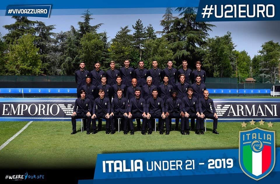 サッカーイタリア代表さんのインスタグラム写真 - (サッカーイタリア代表Instagram)「#U21Euro 🇪🇺 📷 La foto ufficiale degli #Azzurrini 🇮🇹 per l'#Europeo 🏆#Under21, in posa con la divisa estiva #EmporioArmani.  @armani #EAzzurrini」6月12日 20時42分 - azzurri