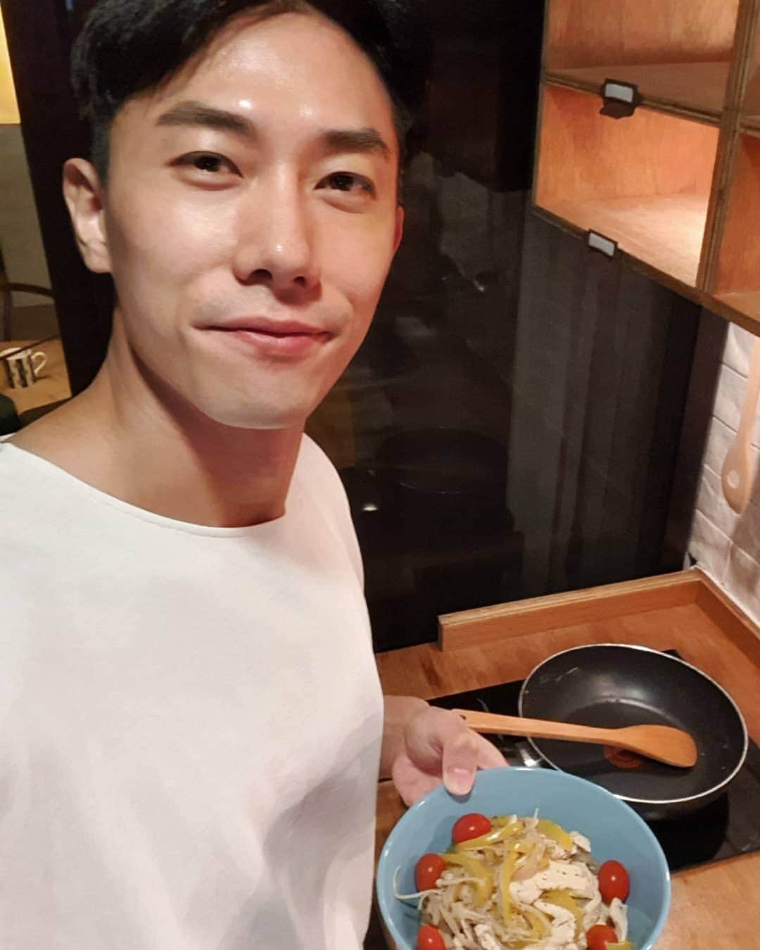 デスモンド・タンのインスタグラム：「外头下着大雨，不如就待在'新家'自己下厨咯! 好久没下厨了!  虽然只是简单的一餐，但是吃得很开心。慢慢也习惯在外地独自生活的日子了。虽然没有家人朋友在身边，但是在这能学习独立，又能认识新朋友。虽然生活方式有了小小的改变，但是我深信这次的体验会让我有大大的收获。  有时人生要有了 [虽然] 才会有 [但是] 。[但是] 是我们走出舒适带的最好推动力。珍惜我们遇到的任何 [虽然] 。  Heavy downpour forced me to stay 'home' to whip up a meal for myself. Simple meal yet satisfying as it makes me feel that I'm growing to get used to living alone abroad without the protection of my comfort zone.  Like the unexpected rain out there, experiencing the elements of a different environment pushes us to improvise and grow from within, and make us appreciate the slightest things we've always taken for granted.  #taipei #taiwan #lovelife」
