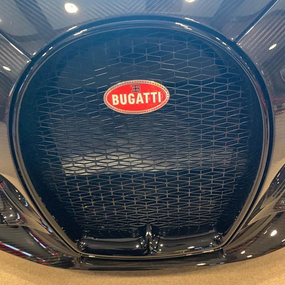 CarsWithoutLimitsさんのインスタグラム写真 - (CarsWithoutLimitsInstagram)「Full Black Carbon #Bugatti #Chiron  Photo @millermotorcars  #carswithoutlimits #toronto」6月12日 20時46分 - carswithoutlimits
