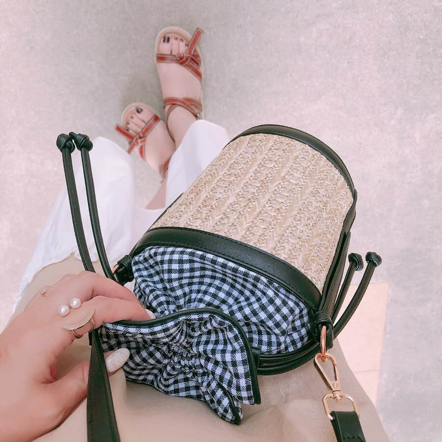 Kikuno Sayumiさんのインスタグラム写真 - (Kikuno SayumiInstagram)「〻beige 〻 ・ ・ ・ 親子で淡い色コーデ𓂃 ・ 私のワンピは @ys_stella_shop のもの。ベージュとフリルの感じめっちゃ好き♡♡ ・ 丈も丁度良い🙆‍♀️ ・ バッグは @mimiisa_shop のもの。チェックとカゴの組み合わせが可愛い！娘と兼用で使ってるよ☺︎ ・ ・ 娘のTシャツも @mimiisa_shop 。袖のフリルと色がお気に入り✧* 娘は122センチの身長で120を着用しているよ。 ・ ・ ・ 👩 onepiece▶ @ys_stella_shop bag▶ @mimiisa_shop piece▶ @m.noripeee shoes▶ @donobanweb ・ 👧 tops▶ @mimiisa_shop bottoms▶ @globalwork_official shoes▶ @sesto_shoes ・ ・ ・ #ファッション#コーデ#fashion#ママ#ママコーデ#ponte_fashion #プチプラコーデ#大人カジュアル#大人可愛い#ジユジョ#シンプルコーデ#夏コーデ#マタニティコーデ #親子リンクコーデ #ぷんにー#妊娠8ヶ月#sesto#セスト #ママリファッション#ママリ#locari#ドノバン#ピスタチオグリーン#あおちゃんコーデ」6月12日 20時48分 - sayumikikuno