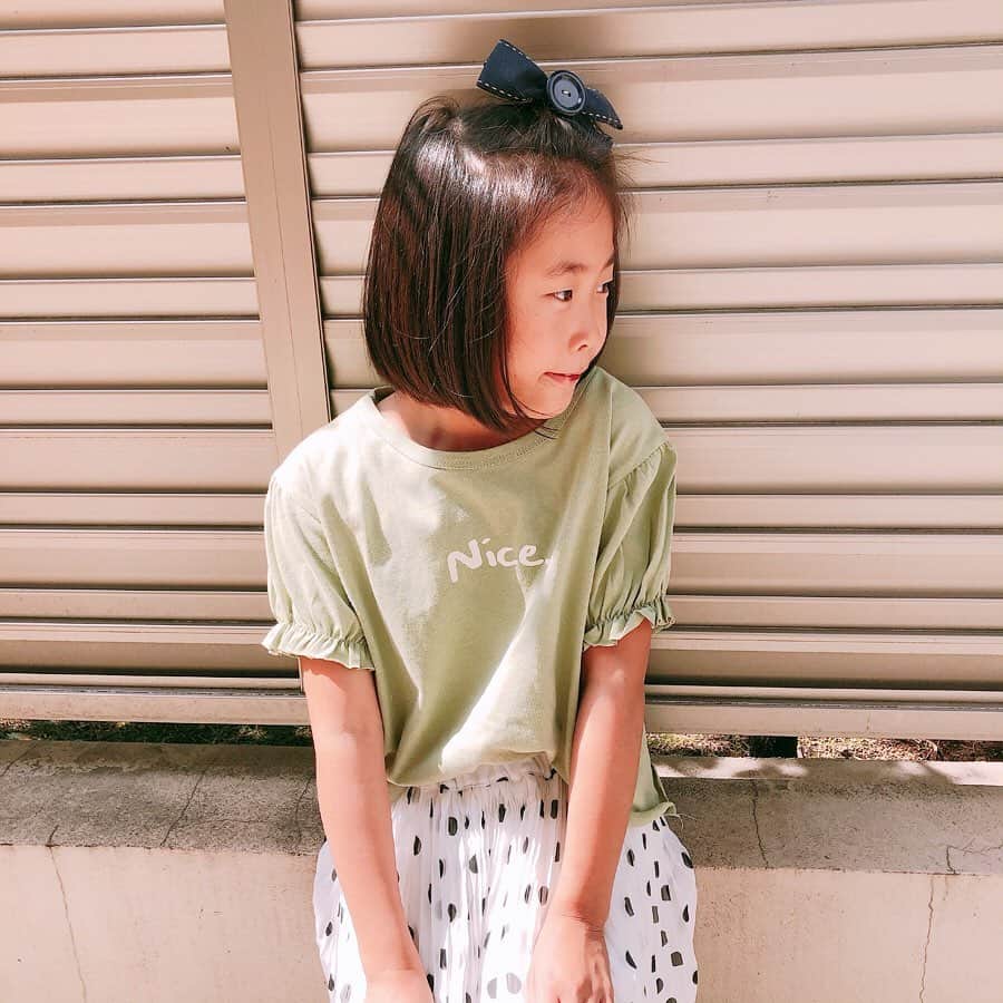 Kikuno Sayumiさんのインスタグラム写真 - (Kikuno SayumiInstagram)「〻beige 〻 ・ ・ ・ 親子で淡い色コーデ𓂃 ・ 私のワンピは @ys_stella_shop のもの。ベージュとフリルの感じめっちゃ好き♡♡ ・ 丈も丁度良い🙆‍♀️ ・ バッグは @mimiisa_shop のもの。チェックとカゴの組み合わせが可愛い！娘と兼用で使ってるよ☺︎ ・ ・ 娘のTシャツも @mimiisa_shop 。袖のフリルと色がお気に入り✧* 娘は122センチの身長で120を着用しているよ。 ・ ・ ・ 👩 onepiece▶ @ys_stella_shop bag▶ @mimiisa_shop piece▶ @m.noripeee shoes▶ @donobanweb ・ 👧 tops▶ @mimiisa_shop bottoms▶ @globalwork_official shoes▶ @sesto_shoes ・ ・ ・ #ファッション#コーデ#fashion#ママ#ママコーデ#ponte_fashion #プチプラコーデ#大人カジュアル#大人可愛い#ジユジョ#シンプルコーデ#夏コーデ#マタニティコーデ #親子リンクコーデ #ぷんにー#妊娠8ヶ月#sesto#セスト #ママリファッション#ママリ#locari#ドノバン#ピスタチオグリーン#あおちゃんコーデ」6月12日 20時48分 - sayumikikuno
