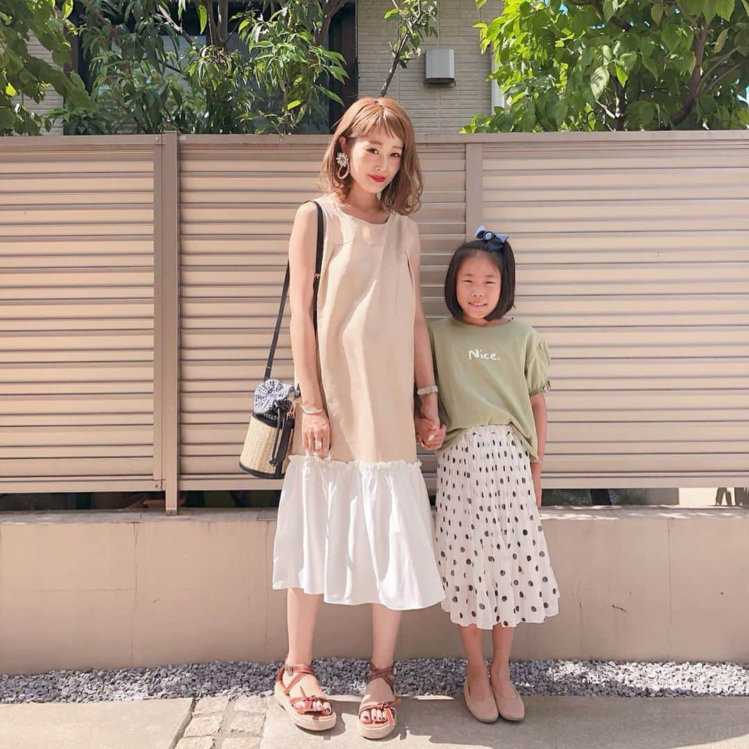 Kikuno Sayumiさんのインスタグラム写真 - (Kikuno SayumiInstagram)「〻beige 〻 ・ ・ ・ 親子で淡い色コーデ𓂃 ・ 私のワンピは @ys_stella_shop のもの。ベージュとフリルの感じめっちゃ好き♡♡ ・ 丈も丁度良い🙆‍♀️ ・ バッグは @mimiisa_shop のもの。チェックとカゴの組み合わせが可愛い！娘と兼用で使ってるよ☺︎ ・ ・ 娘のTシャツも @mimiisa_shop 。袖のフリルと色がお気に入り✧* 娘は122センチの身長で120を着用しているよ。 ・ ・ ・ 👩 onepiece▶ @ys_stella_shop bag▶ @mimiisa_shop piece▶ @m.noripeee shoes▶ @donobanweb ・ 👧 tops▶ @mimiisa_shop bottoms▶ @globalwork_official shoes▶ @sesto_shoes ・ ・ ・ #ファッション#コーデ#fashion#ママ#ママコーデ#ponte_fashion #プチプラコーデ#大人カジュアル#大人可愛い#ジユジョ#シンプルコーデ#夏コーデ#マタニティコーデ #親子リンクコーデ #ぷんにー#妊娠8ヶ月#sesto#セスト #ママリファッション#ママリ#locari#ドノバン#ピスタチオグリーン#あおちゃんコーデ」6月12日 20時48分 - sayumikikuno