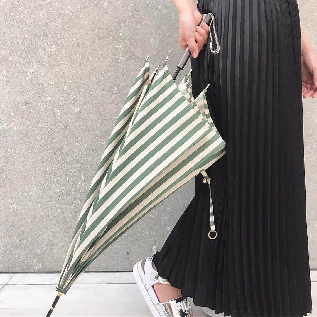 のインスタグラム：「梅雨の時期の必須アイテム☔️✨﻿ 松屋銀座で新しく傘を購入しました♪﻿ ﻿ ﻿ 「GINZAの百傘会」というのを開催していて、インポート傘や、日本の傘職人が手がける1本など、多彩な傘がたくさん揃っているイベントをやっているんです🌟😊﻿ ﻿ ﻿ 百傘会の会場内天井に、傘を150本飾っている装飾もとってもカラフルで綺麗でしたよ☺️❤️﻿ ﻿ ﻿ 私が購入したのは、#RAGTIMEUMBRELLA の傘でカフェをイメージしたデザインのもの☂️☕️﻿ ﻿ ﻿ ブランドのRAGTIMEは音楽のJAZZの用語で、強い雨や厳しい日差しをRAGTIMEの傘越しにJAZZの音楽のように楽しんでもらいたいというブランドの思いが込められて作られている傘だそうです🎷🥰﻿ ﻿ ﻿ 傘とかの小物が素敵な人ってなんかいいなって思います!﻿ 傘もファッションの一部として楽しみたいですよね✨😆﻿ ﻿ ﻿ 他にも色々な傘があったので、ぜひお立ち寄りしてみてください🙌❤️﻿ ﻿ ﻿ ❤︎GINZAの百傘会❤︎﻿ 🕐2019年6月5日～27日﻿ 📍1階スペース・オブ・ギンザの会場内﻿ ﻿ ﻿ #松屋銀座 #GINZA百傘会 #matsuyaginza #RAGTIMEUMBRELLASHOP #ラグタイム #ラグタイムアンブレラ #ラグタイムアンブレラショップ #傘 #レイングッズ #銀座 #銀座好き #ginza #梅雨 #umbrella #スポンサード #☔️ #⛱」