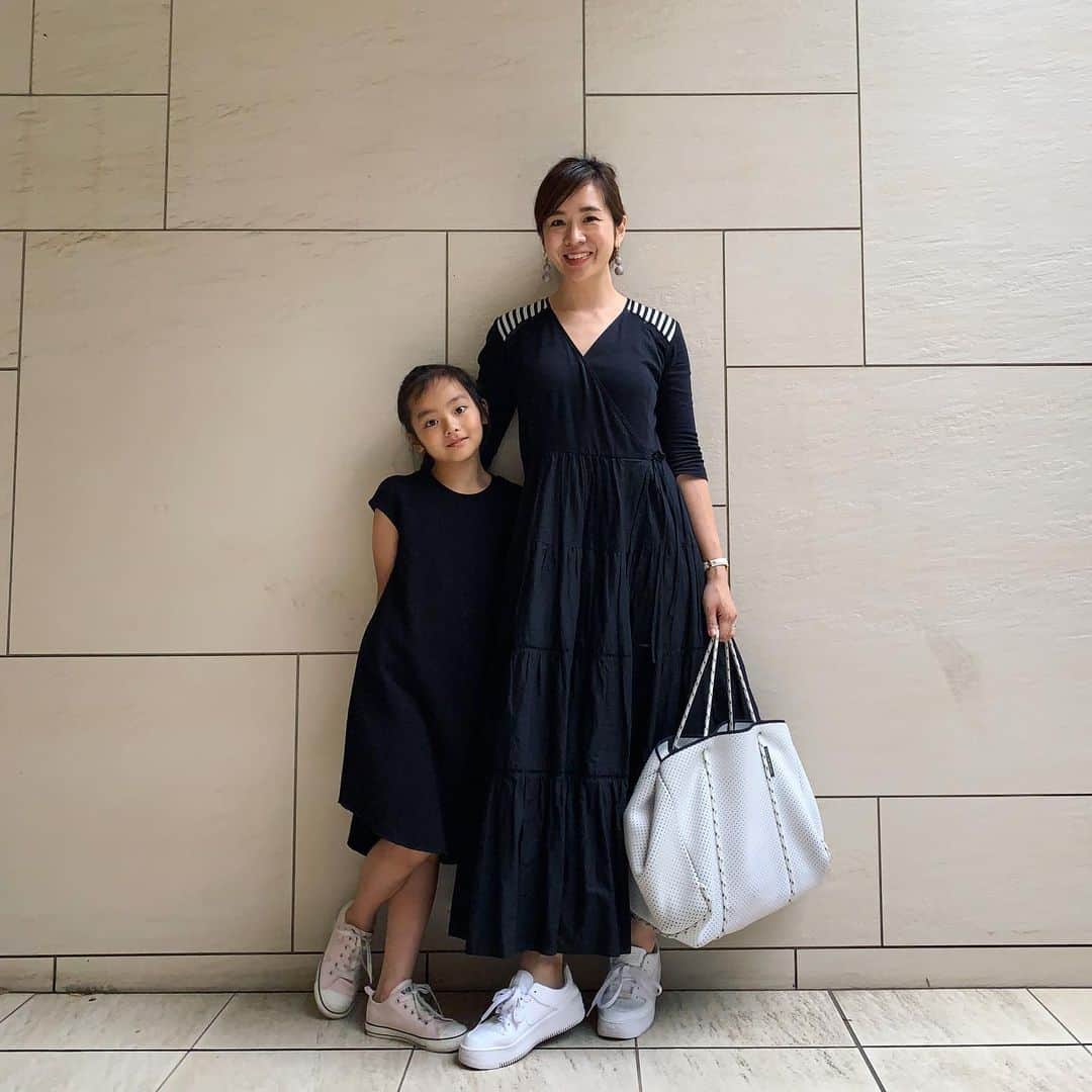 福吉 彩子さんのインスタグラム写真 - (福吉 彩子Instagram)「働くかあさんのお出かけコーデ 娘が選んだ服がたまたまリンクした🙌  最近成長著しい8才女児 服選びも「シンプルで大人っぽい」が基準なようで、 私が選んだフリルやパステルカラーはことごとく却下 自分で選んだのは、黒で長め丈のワンピース @gu_global のこの一枚が気に入って、 ほかの洋服いらないから、と白とイロチ買いまで ご所望されました〜 靴も自分で選んだ @converse_jp オールスター ☆ かあさん、そのセンス、好きよ  onepiece @bordersatbalcony_official  shoes #nike  bag #stateofescape  #ワーママ #ワーママコーデ #働くかあさん  #Domani #ドマーニ #雑誌ドマーニ #Domanist #domanimagazine  #mimolletootd」6月12日 20時52分 - fuku44aya