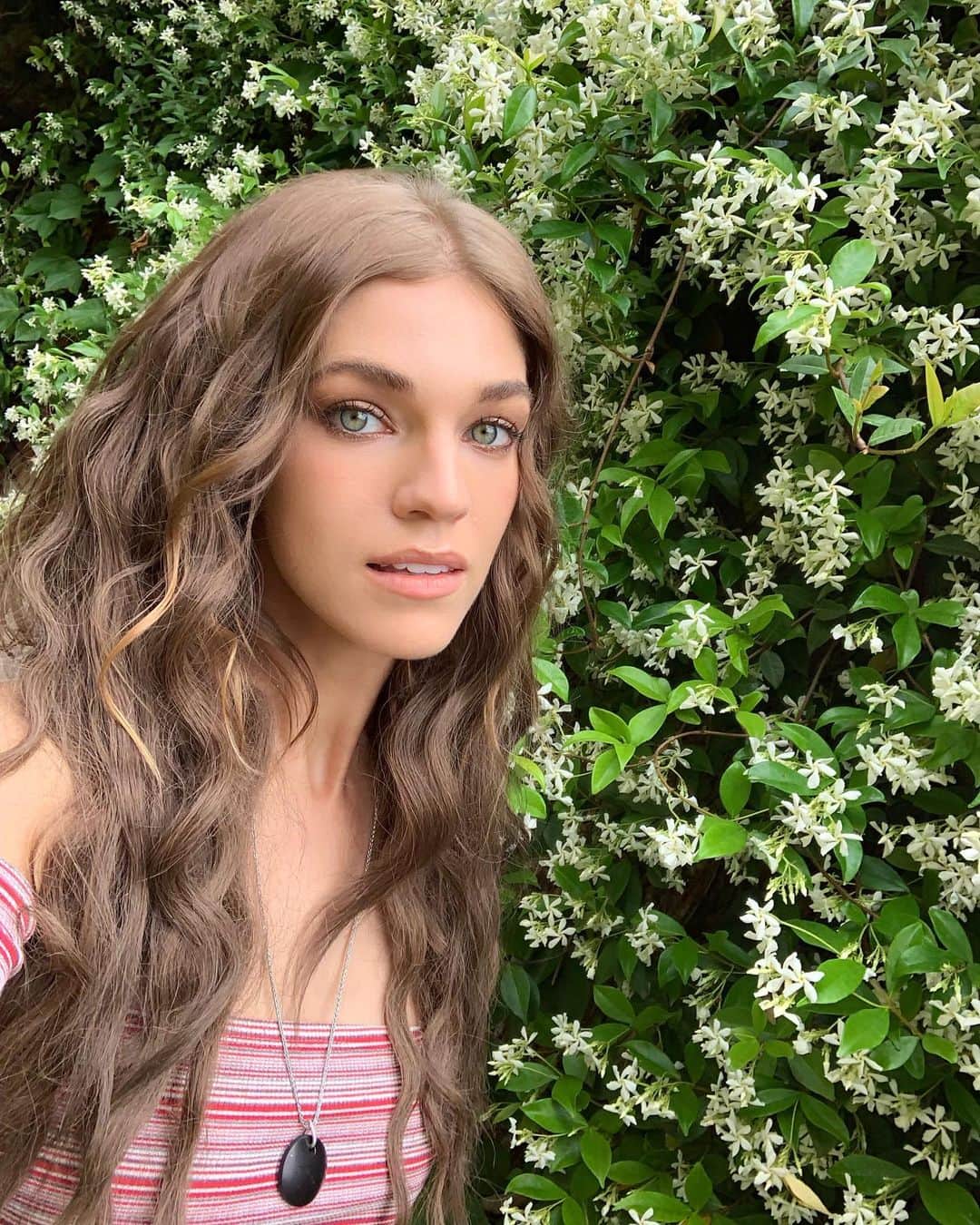 サマンサ・グラドヴィルさんのインスタグラム写真 - (サマンサ・グラドヴィルInstagram)「The smell of this Jasmine is so intoxicating 💚✨ #earthsignsbelike #givemenatureorgivemedeath #gogreen」6月12日 20時53分 - samgradoville
