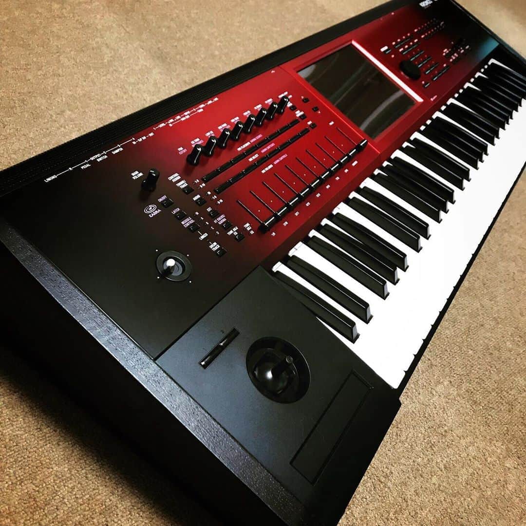 のインスタグラム：「My new beautiful red keyboard.﻿ That is the same size as Mel (Golden Retriever)🐕﻿ ・﻿ #keyboard﻿ #キーボード﻿ #KORG﻿ #KRONOS﻿ #goldenretriever」