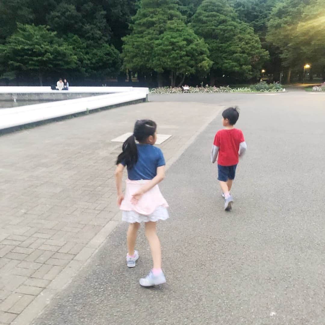 市川海老蔵 （11代目）さんのインスタグラム写真 - (市川海老蔵 （11代目）Instagram)「* Went out for a walk again. Good that Reika could join us today  Tickets for July are now on sale. Not much left. Hope to see you all at the Kabukiza theater!  今日も夜散歩。 昨日、麗禾は行けなかったので 行けて良かった✨  速報です。 七月の歌舞伎座ですが、 本日発売初日です。 残りがかなり少なくなってきているようです。 是非お早めによろしくお願いします💕  #市川海老蔵 #海老蔵 #成田屋 #歌舞伎  #ABKAI #ABMORI #ebizoichikawa #ebizo #kabuki #thunderparty  #classic」6月12日 20時54分 - ebizoichikawa.ebizoichikawa