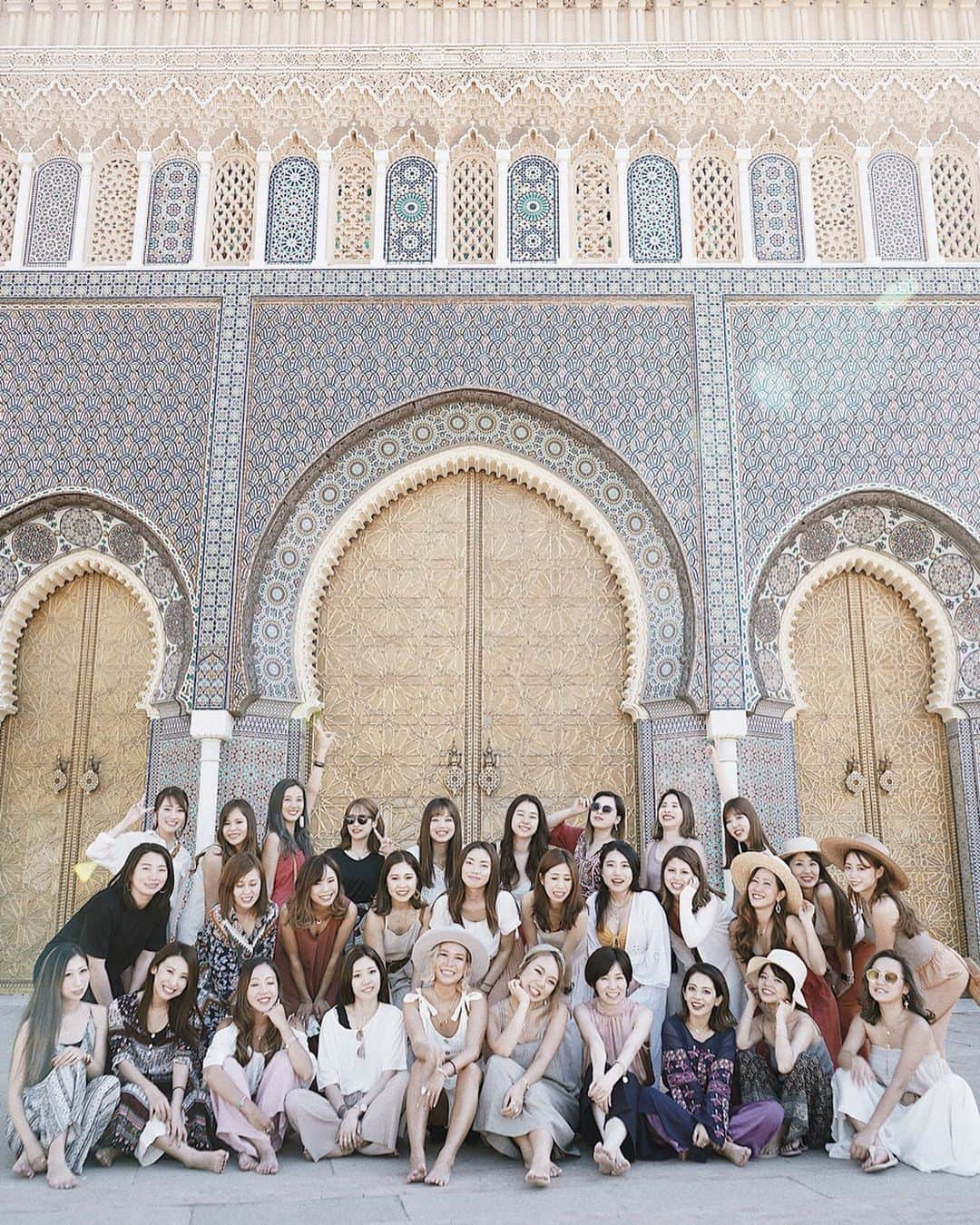 Manamiさんのインスタグラム写真 - (ManamiInstagram)「#manashikatour in Morocco🇲🇦🐪🌴 とにかく楽しすぎてあっという間の8日間🥺💕 第1弾とは全然違う場所で、また違う感動が沢山でした☺️✨ みんなで感動を共有出来るのって本当に素敵😌 ほとんどの方が1人参加だけど、みんなすーーーぐ仲良くなっちゃって、旅で一緒に過ごす時間ってめっちゃ濃いからずっと友達だったのかなーってなる💗 私の一番の思い出は、 床に転げるほど笑って死ぬかと思った深夜のプール🍾 と、バスでやったお絵かき伝言ゲーム✍🏽🐪 どっちもモロッコじゃなくても出来るやつ😂笑 あれ、またやろう😂💗 ㅤ そして第3弾もお楽しみに💖 どこにしようかな〜🥳💭🗺 #JTB #manashikatour #manashikacheki」6月12日 20時55分 - manashika